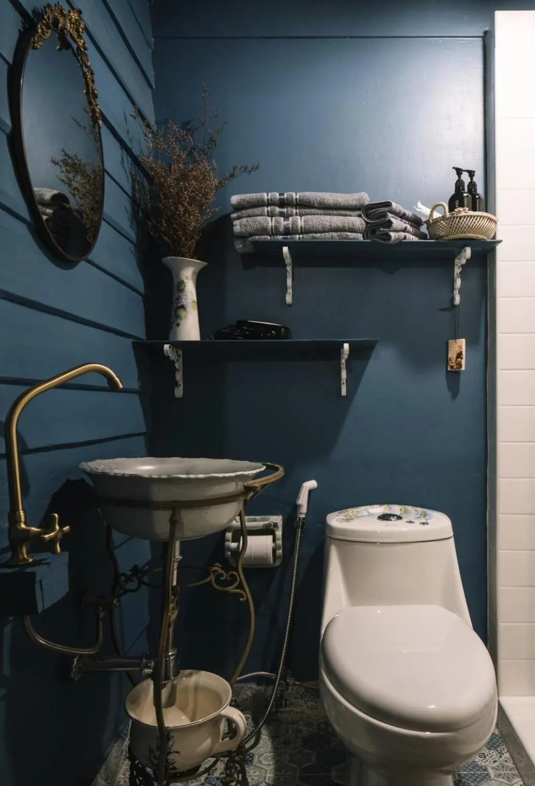 Toilet in Lhong Yaowarat hostel