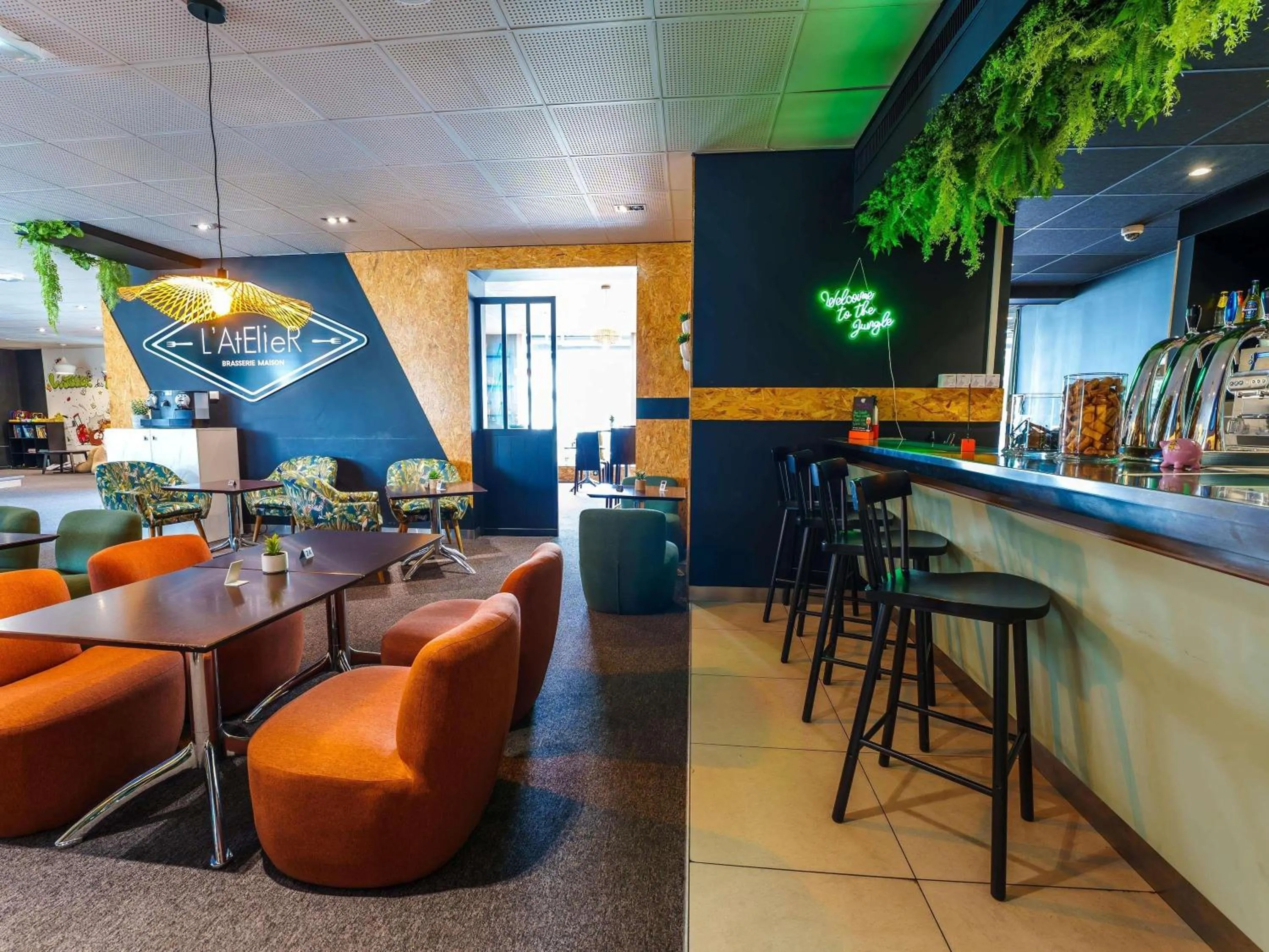 Lounge or bar in Novotel Mulhouse Bâle Fribourg