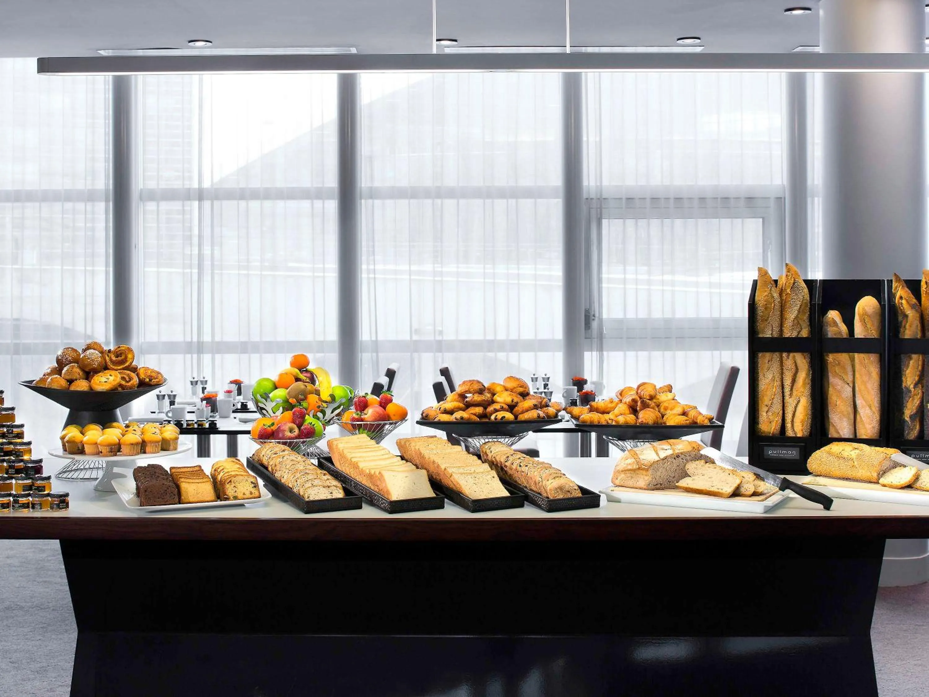 Restaurant/places to eat in Pullman Paris La Défense