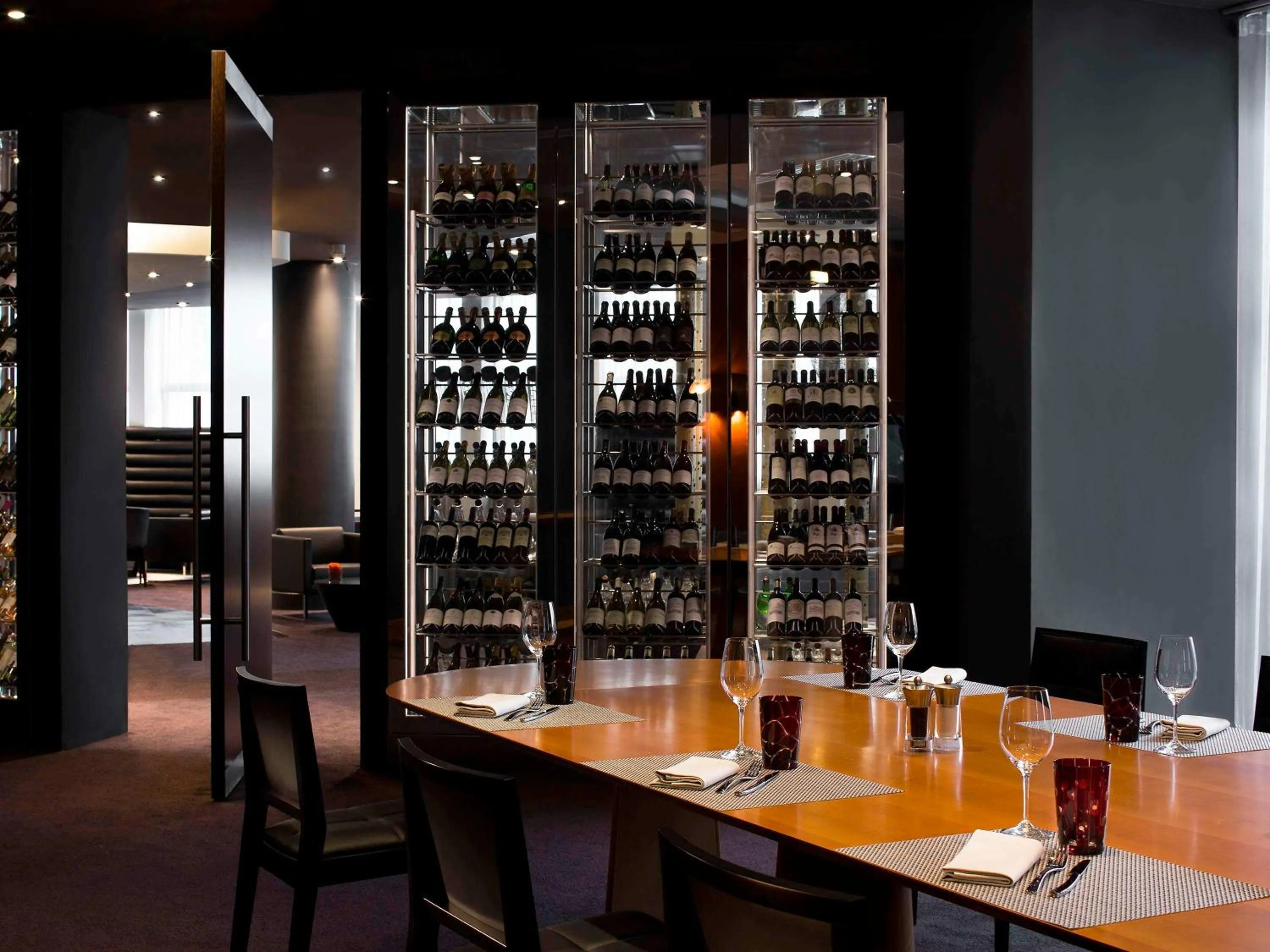 Restaurant/places to eat in Pullman Paris La Défense