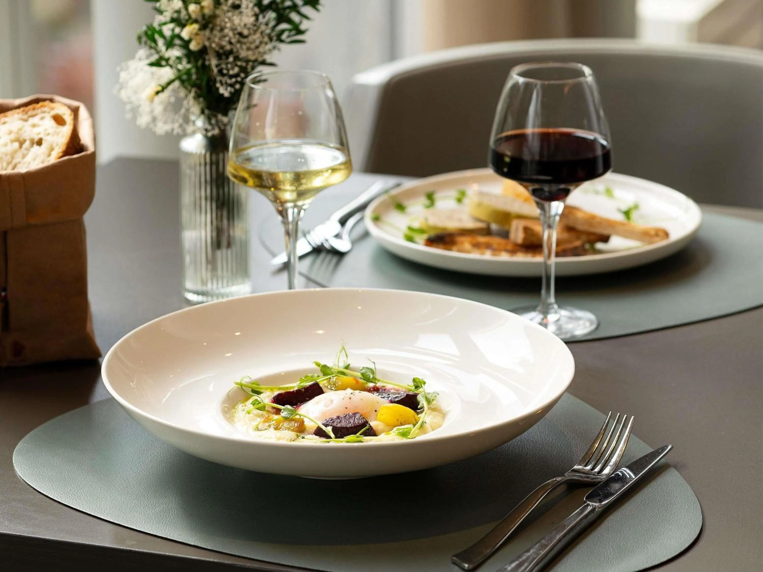 Restaurant/places to eat in Pullman Paris La Défense