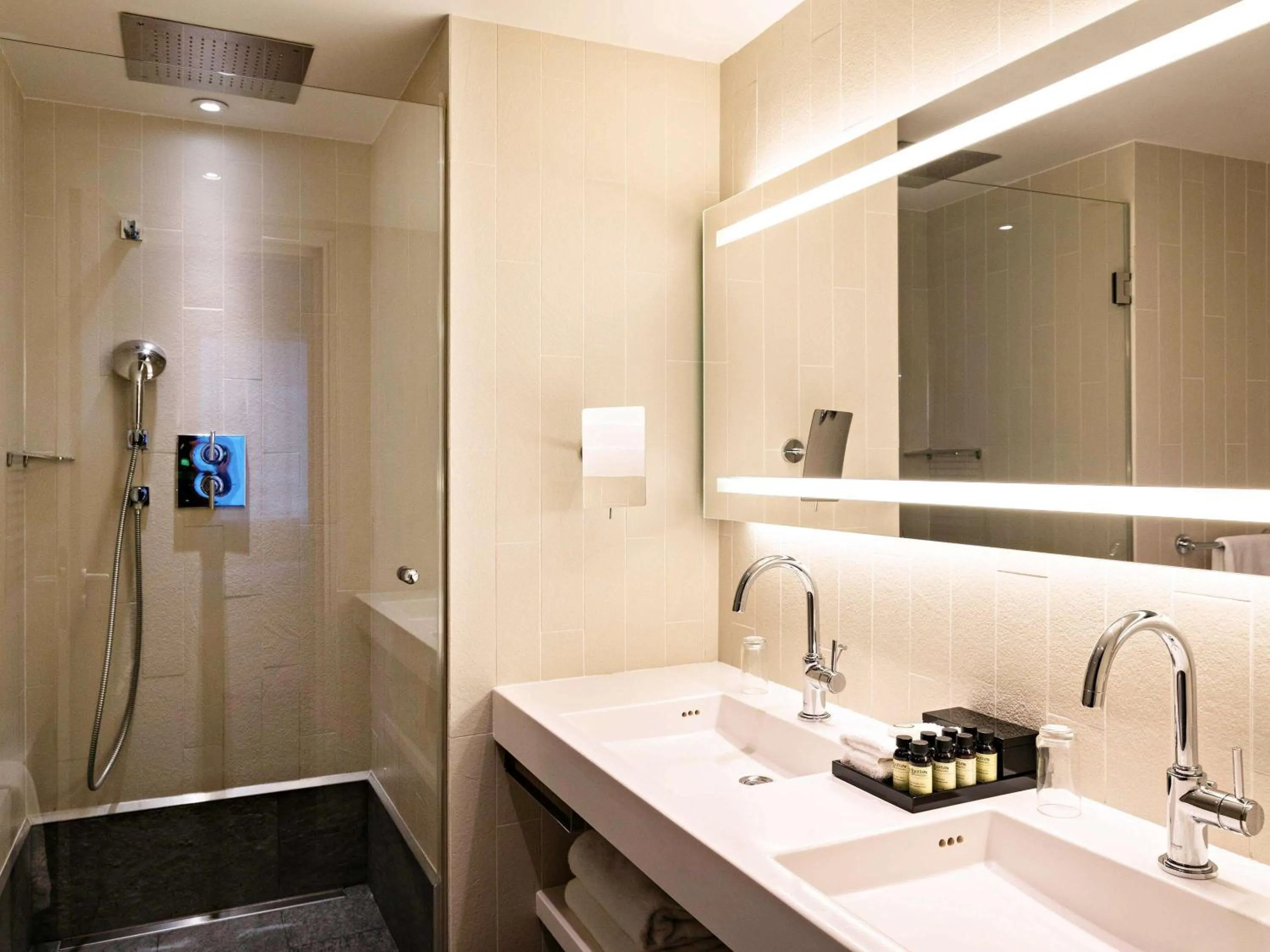 Bathroom in Pullman Paris La Défense