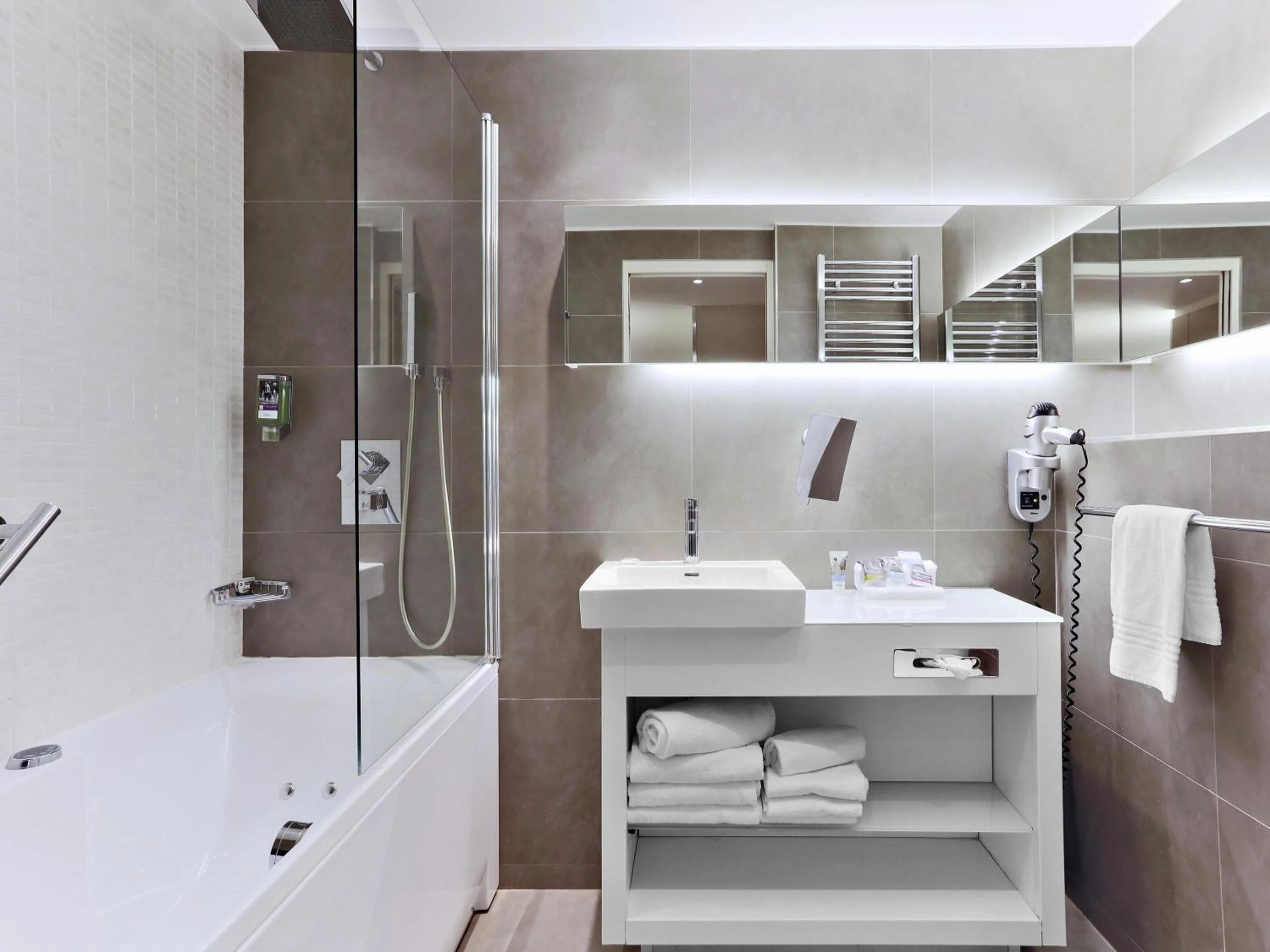 Bedroom in Mercure Paris Vaugirard Porte De Versailles