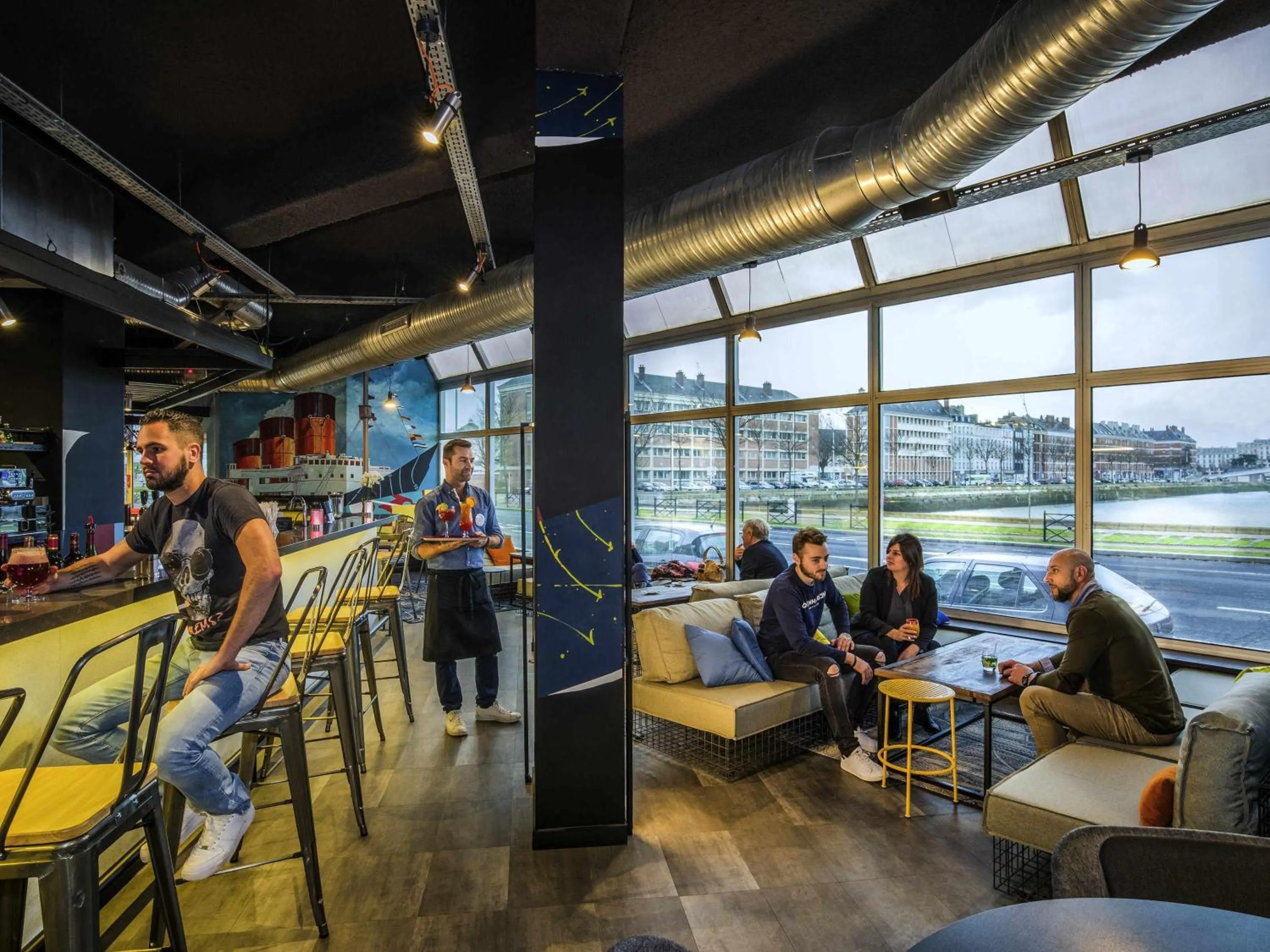 Lounge or bar in Mercure Le Havre Centre Bassin Du Commerce