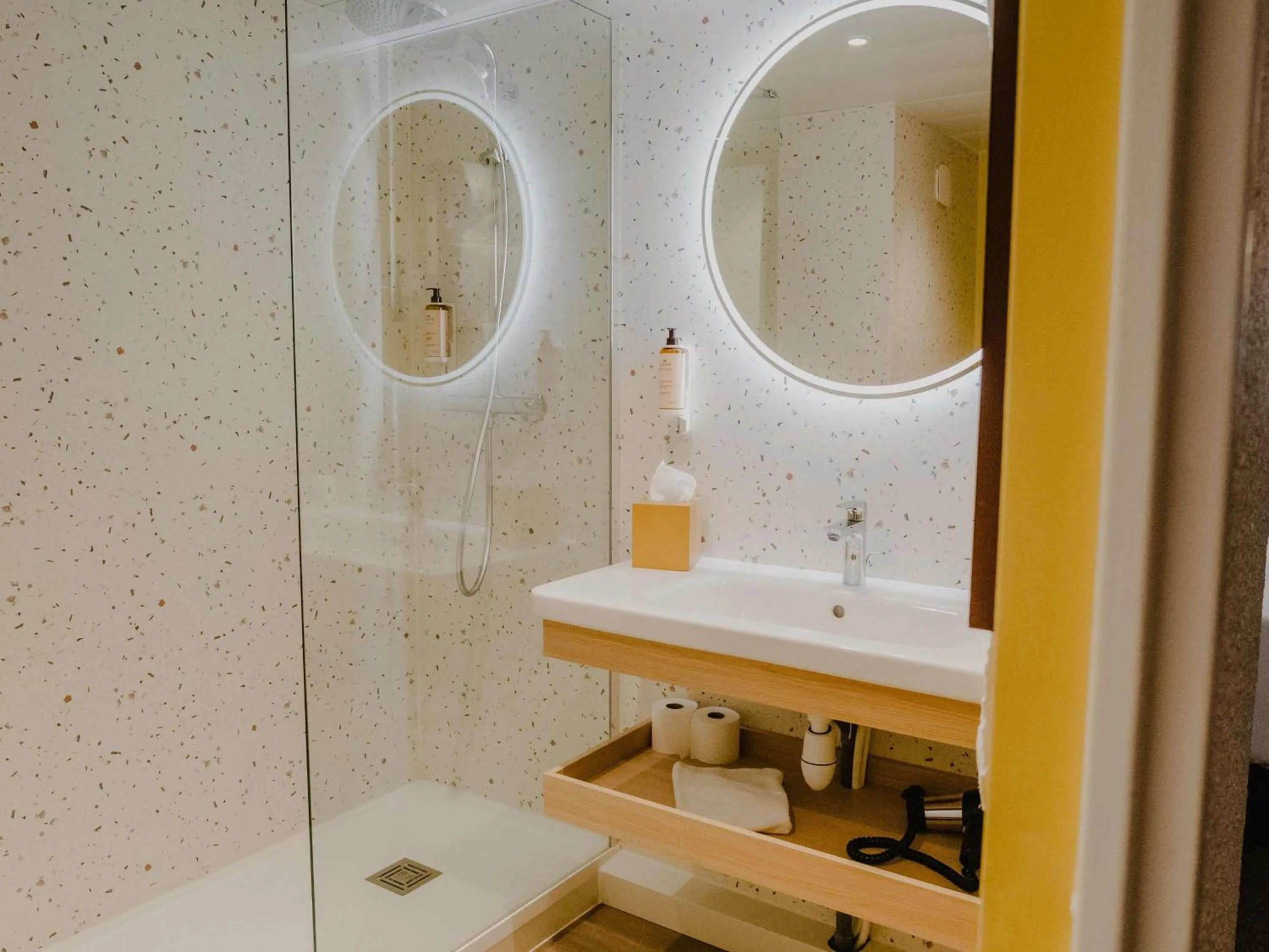 Bedroom in Mercure Le Havre Centre Bassin Du Commerce