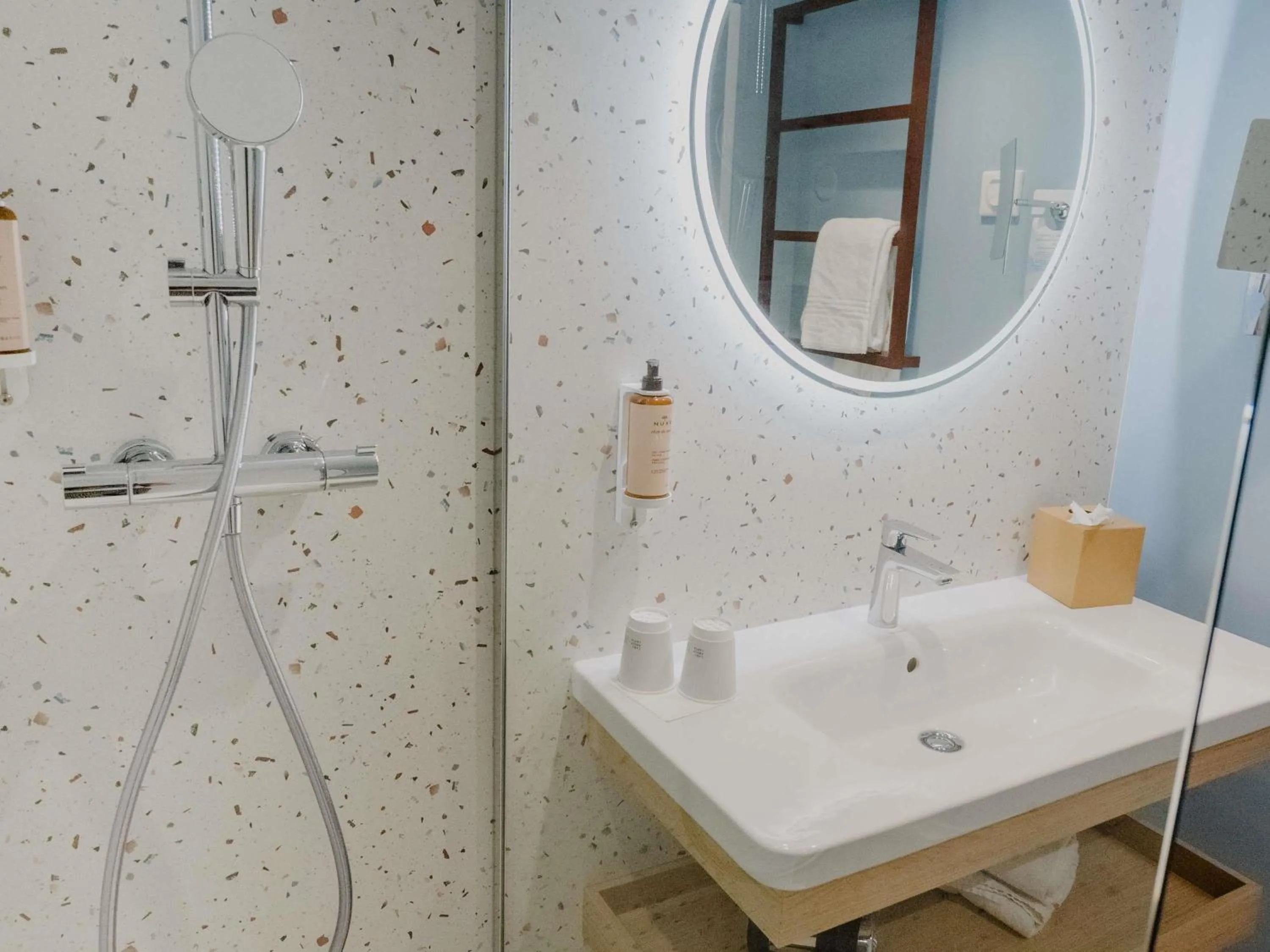 Bedroom in Mercure Le Havre Centre Bassin Du Commerce