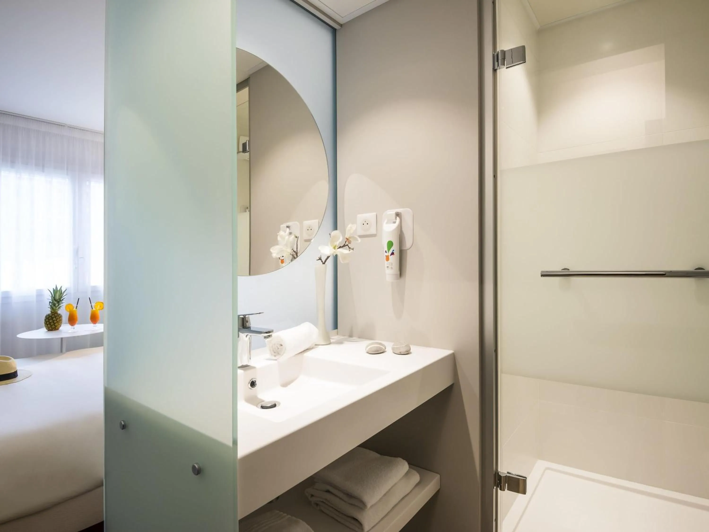 Bedroom, Bed in ibis Styles Nice Cap 3000 Aéroport