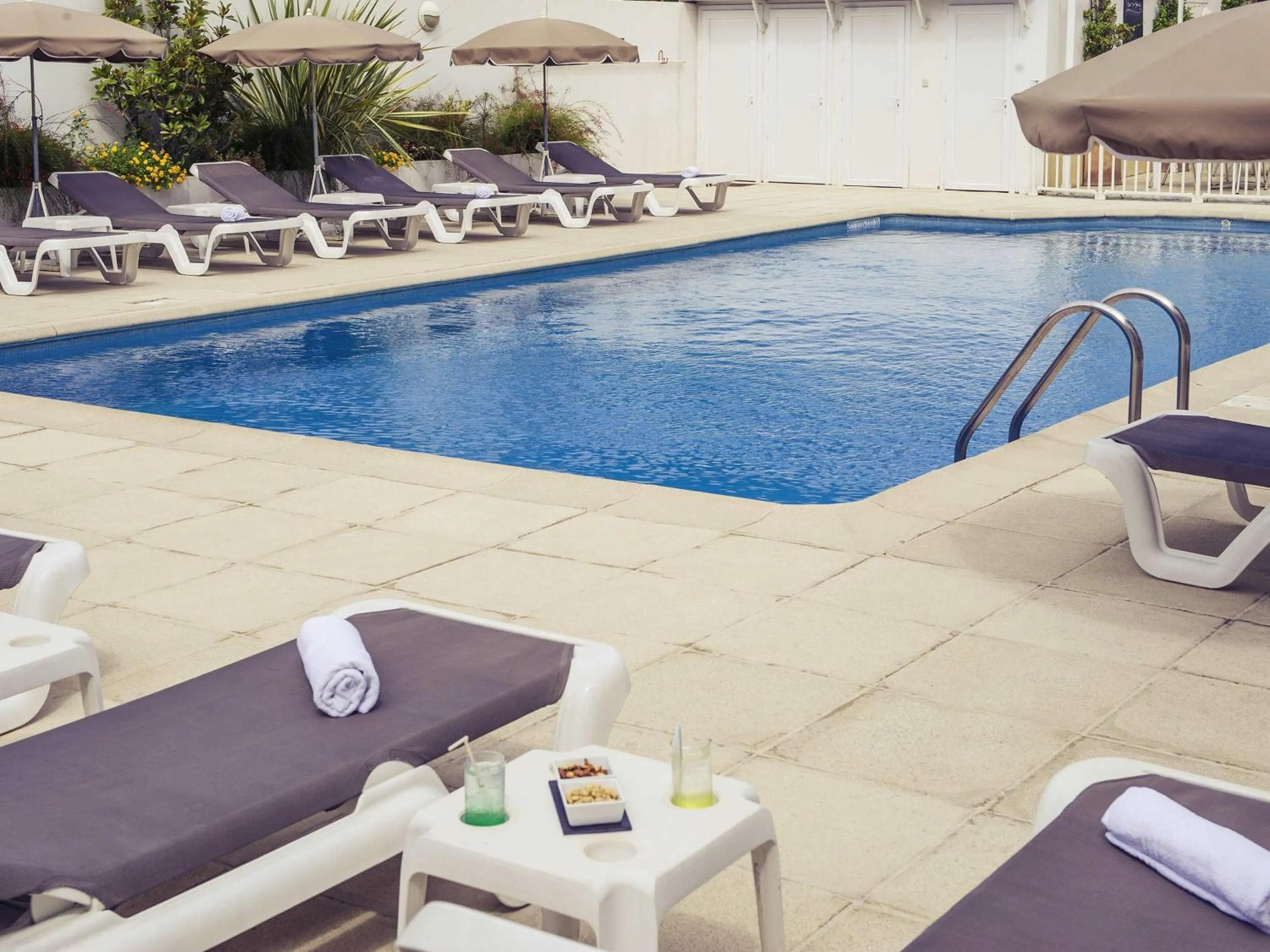 Pool view in ibis Styles Nice Cap 3000 Aéroport