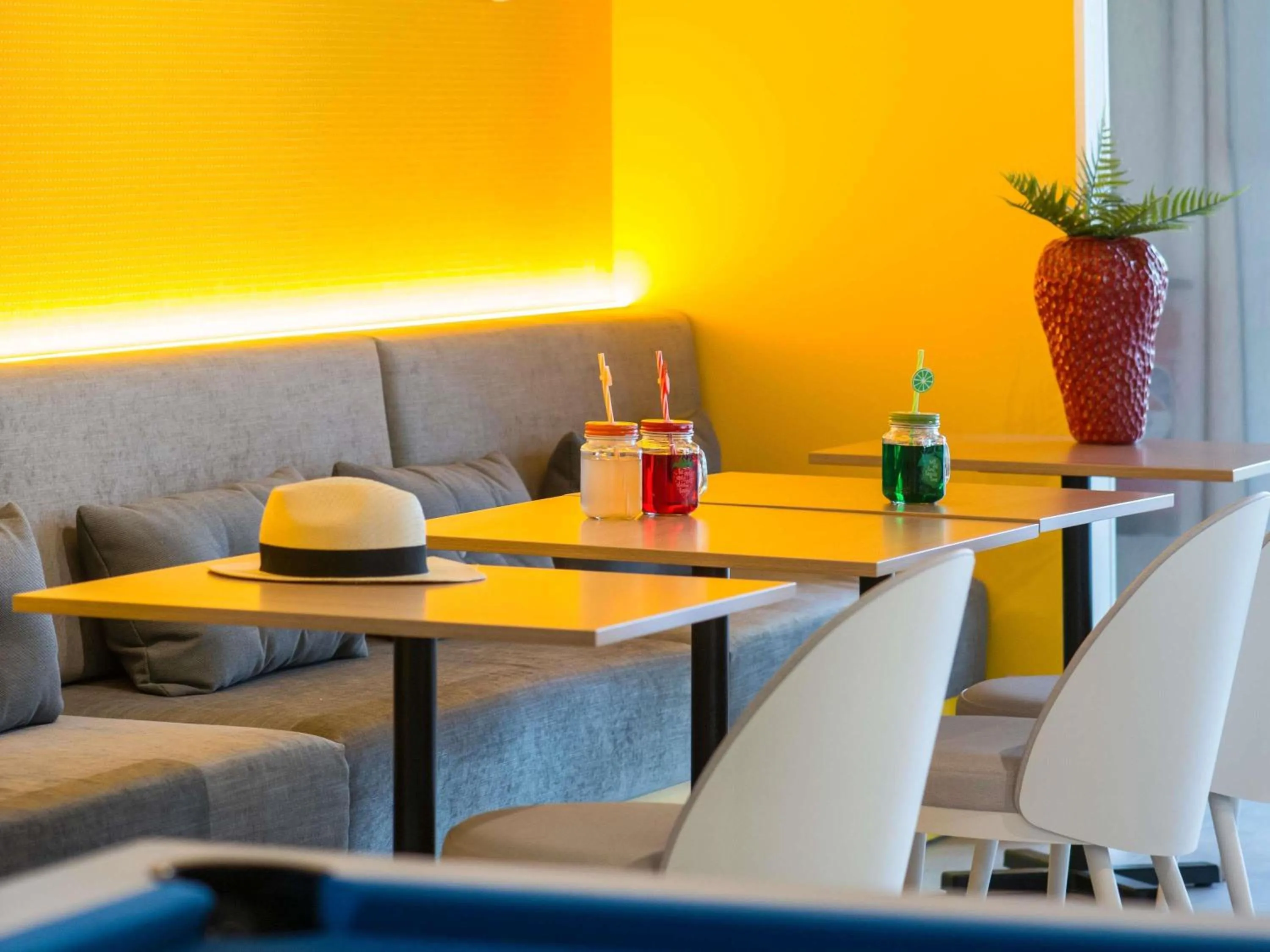 Lounge or bar in ibis Styles Nice Cap 3000 Aéroport