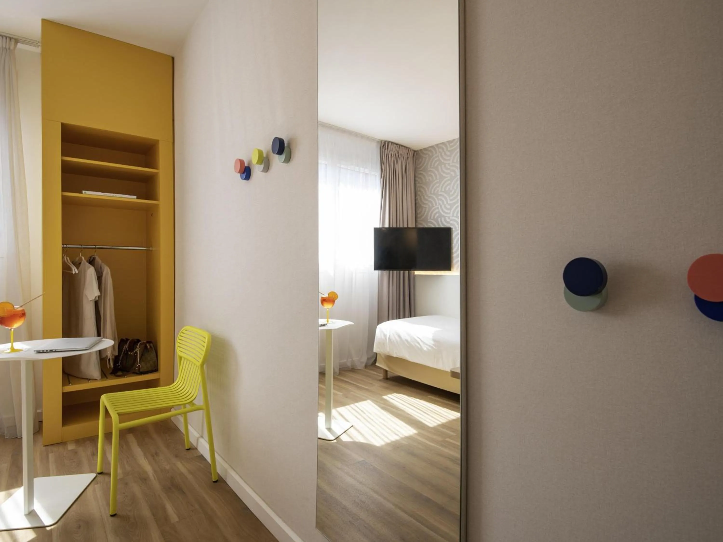 Bedroom, Bed in ibis Styles Nice Cap 3000 Aéroport