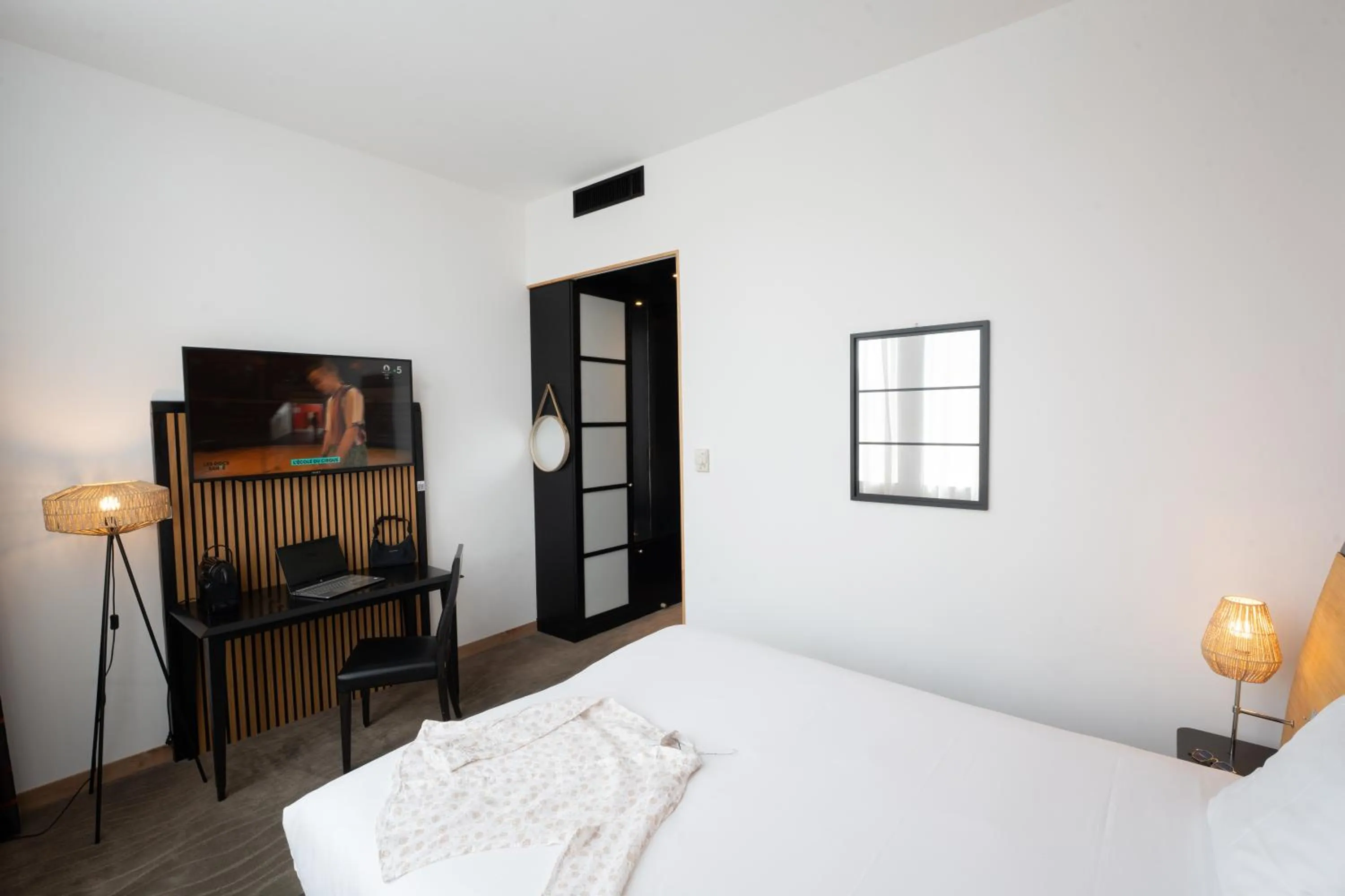 Photo of the whole room, Bed in Mercure Le Mans Centre