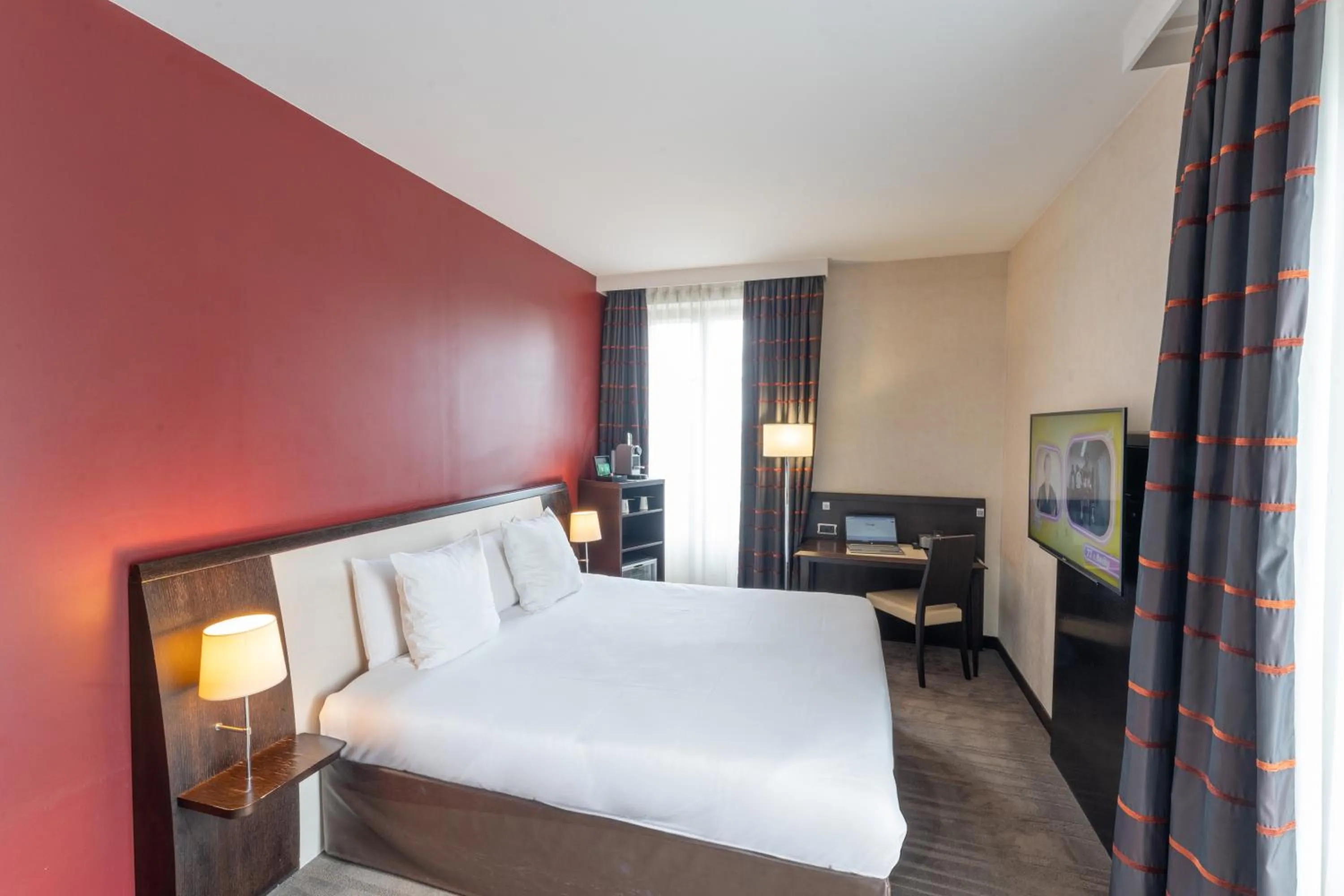 Photo of the whole room, Bed in Mercure Le Mans Centre