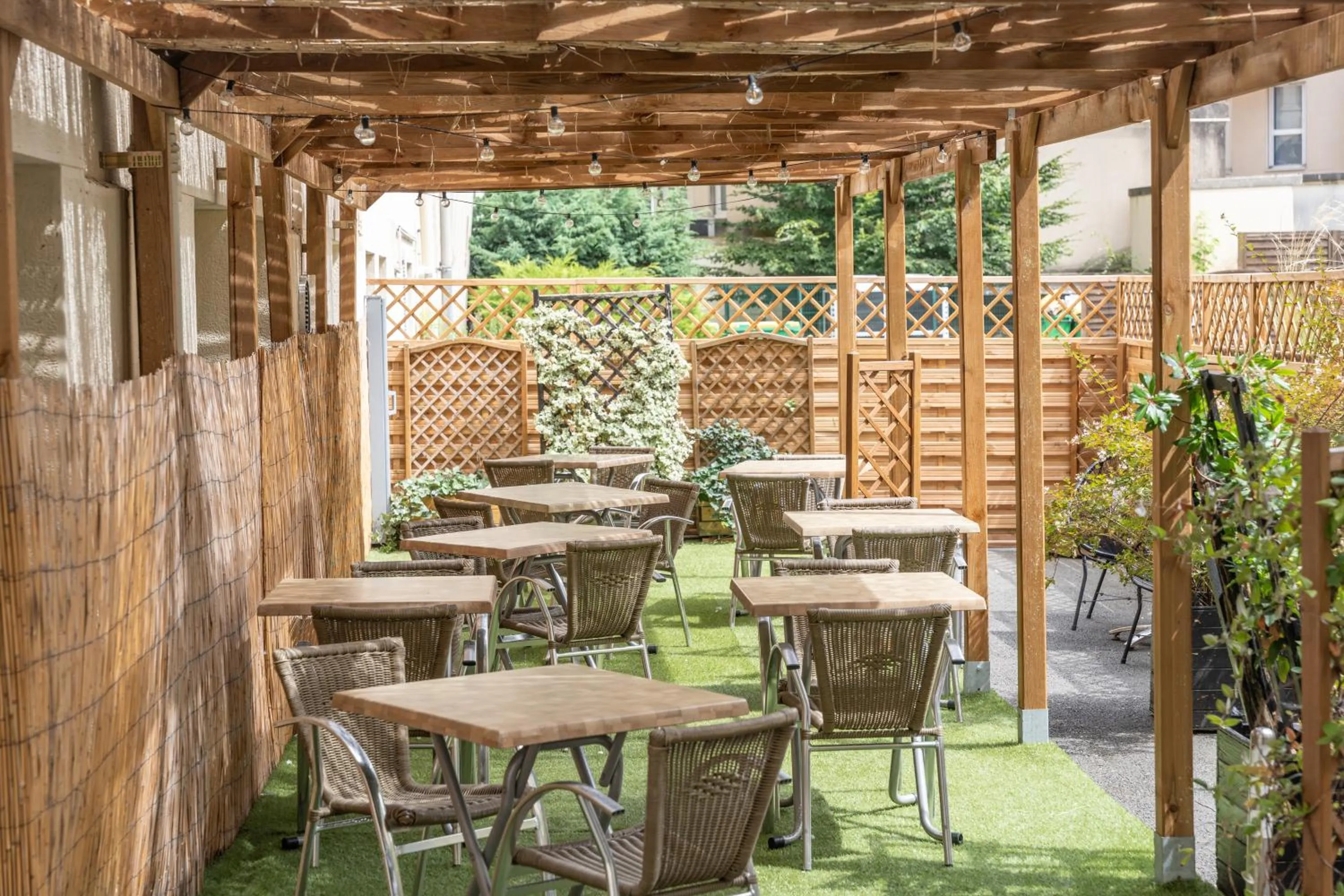 Patio in Mercure Le Mans Centre