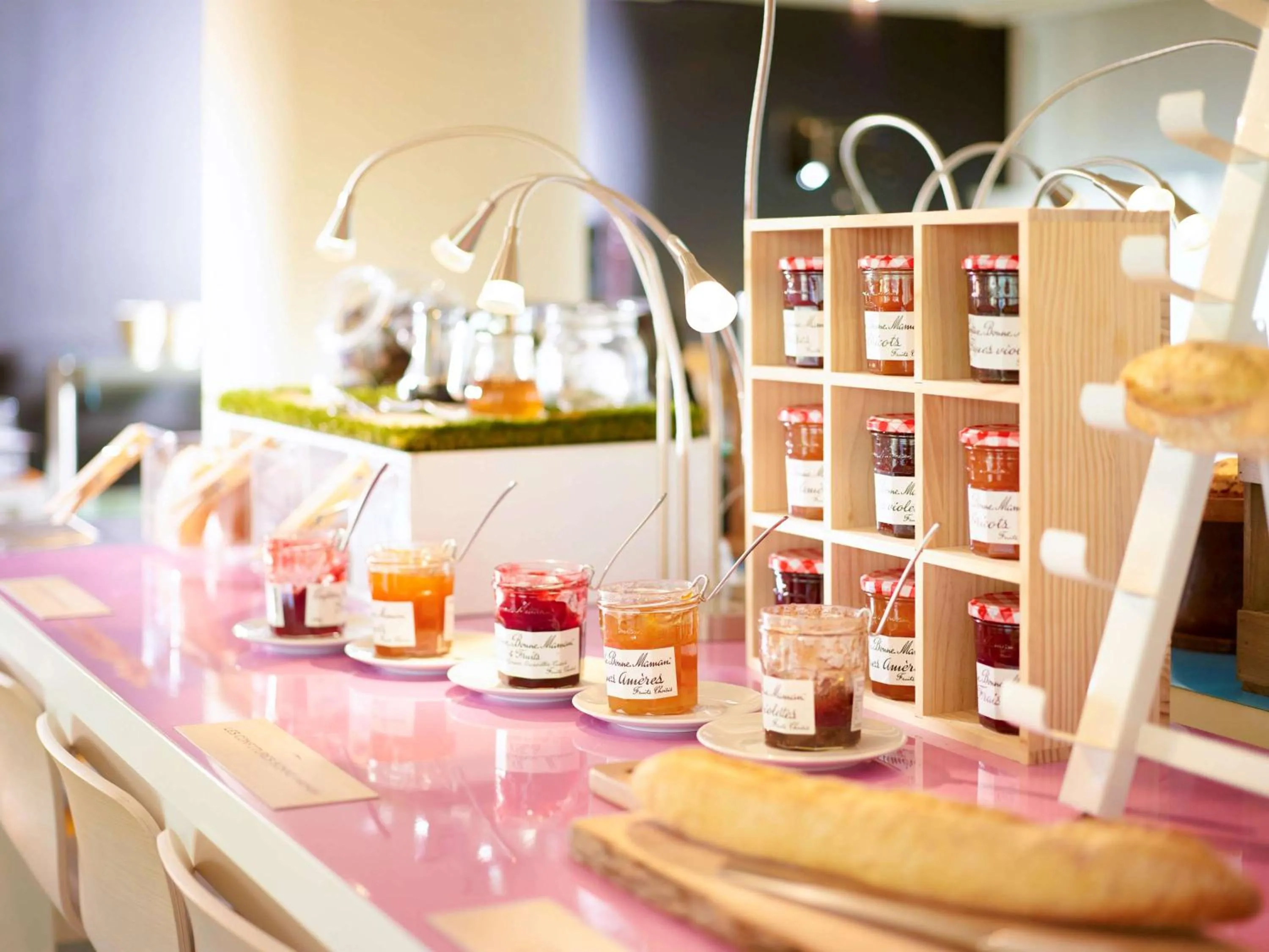 Restaurant/places to eat in Novotel Lille Centre Gares