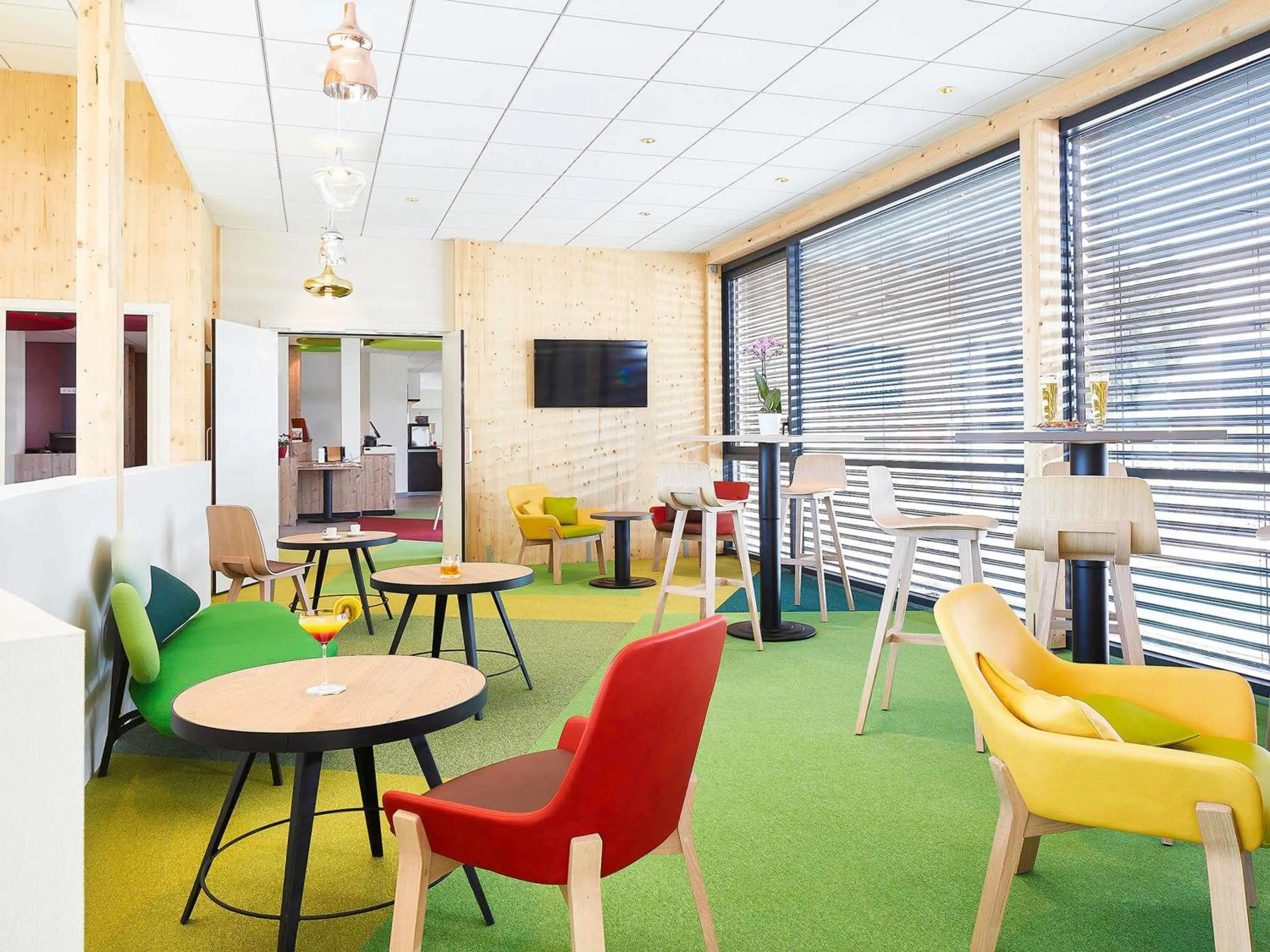 Lounge or bar in Ibis Styles Colmar Nord