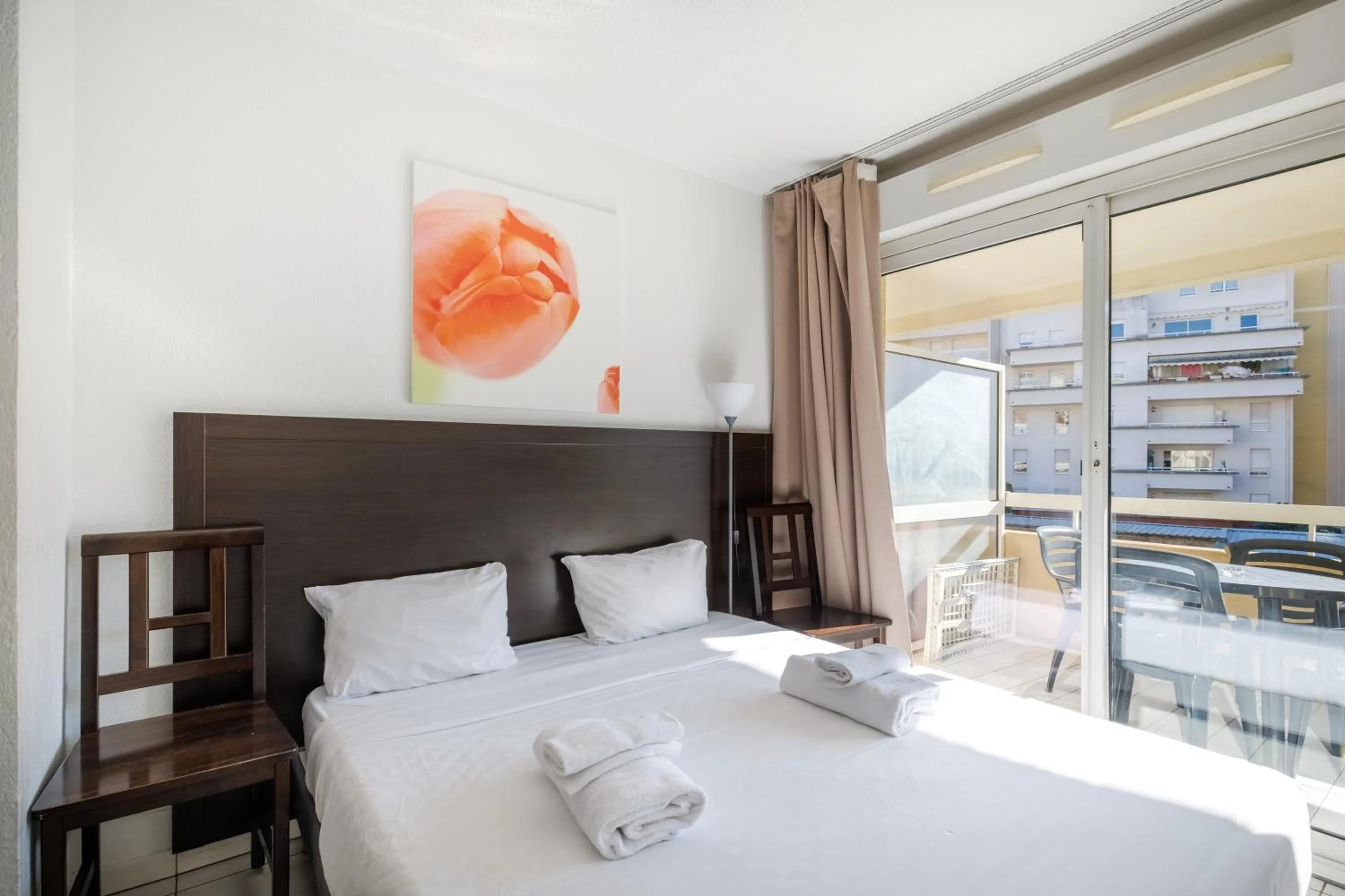 Photo of the whole room, Bed in Residhotel Cannes Festival