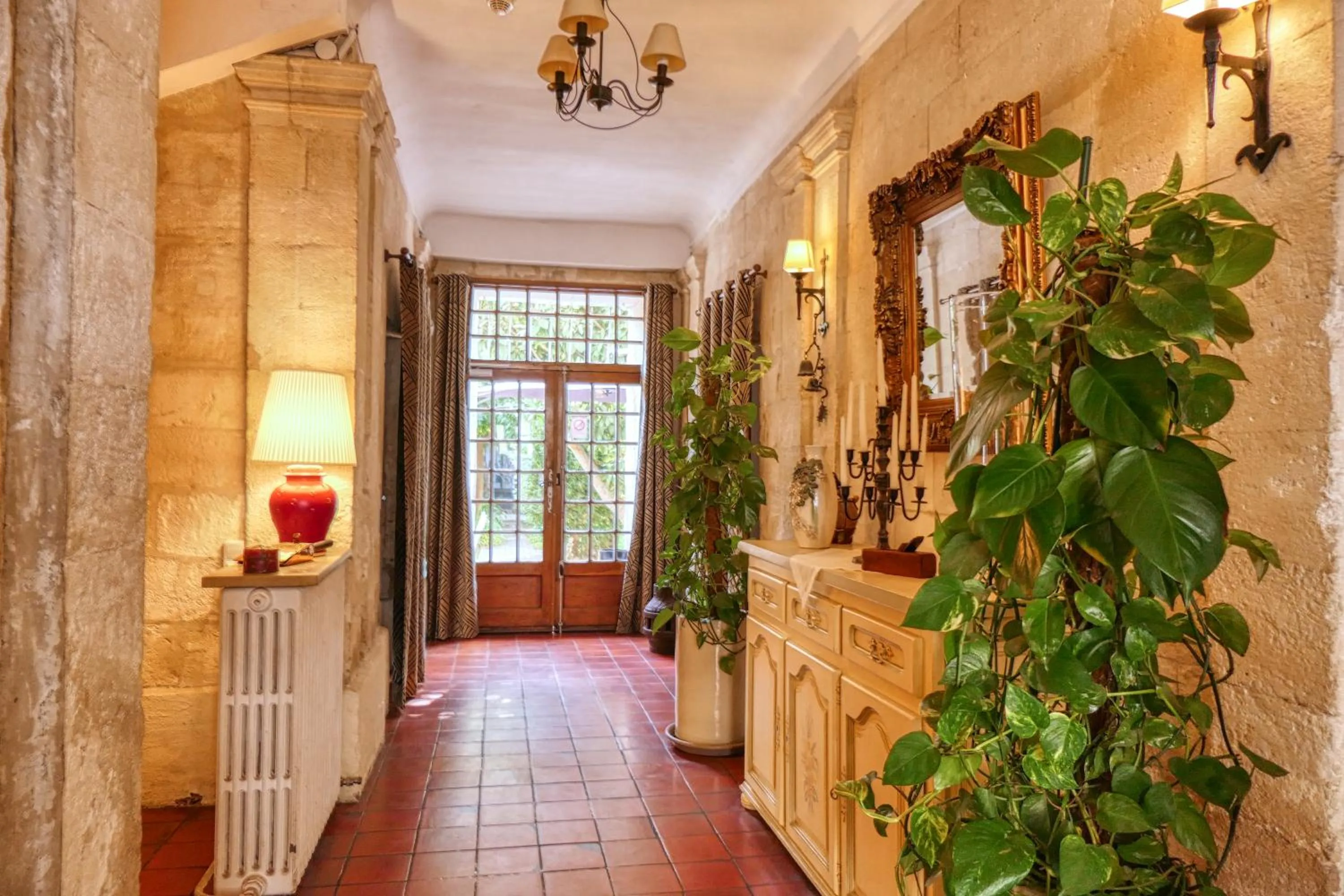 Lobby or reception in Au Saint Roch - Hôtel et Jardin