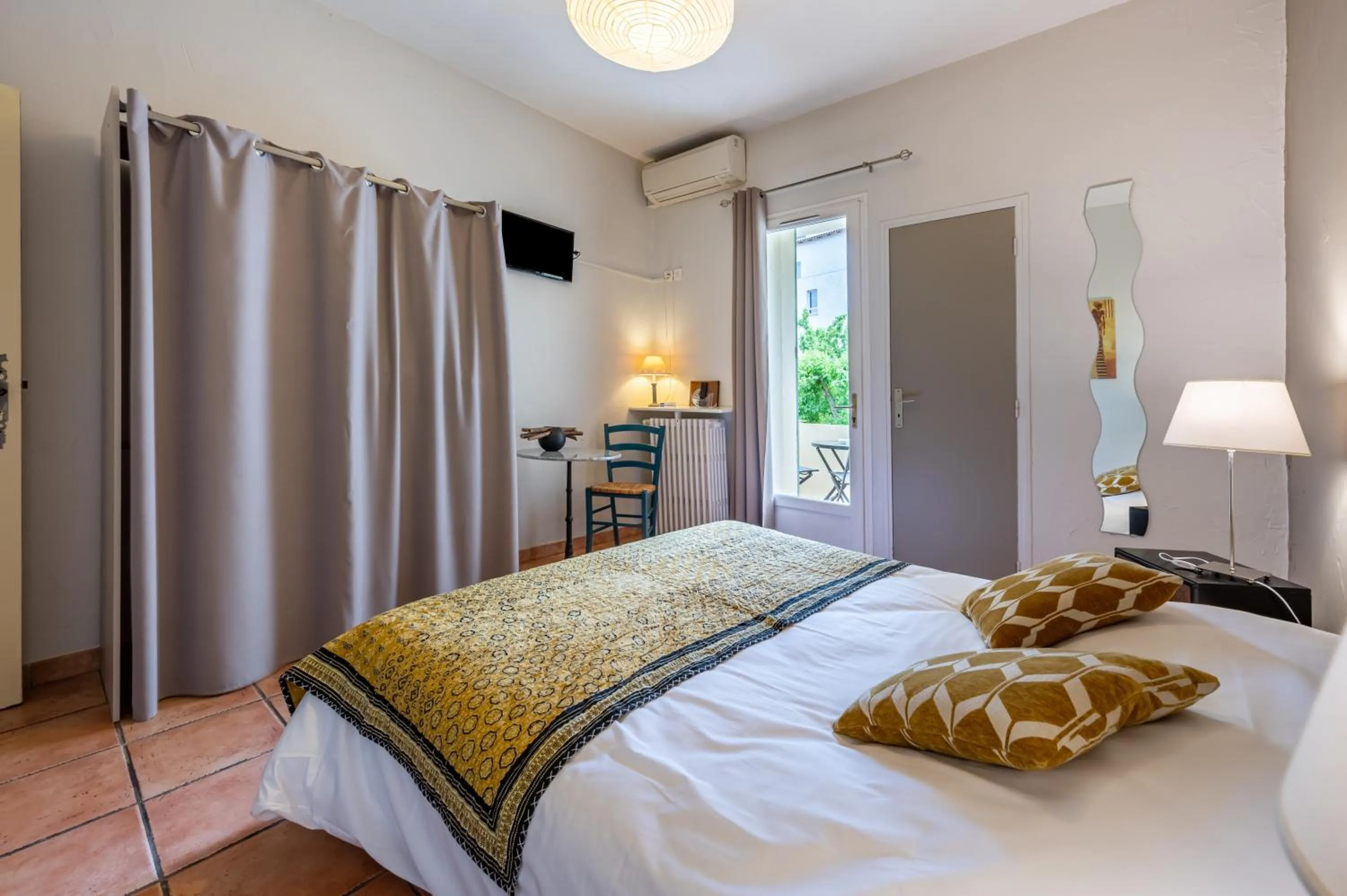 Bedroom, Bed in Au Saint Roch - Hôtel et Jardin