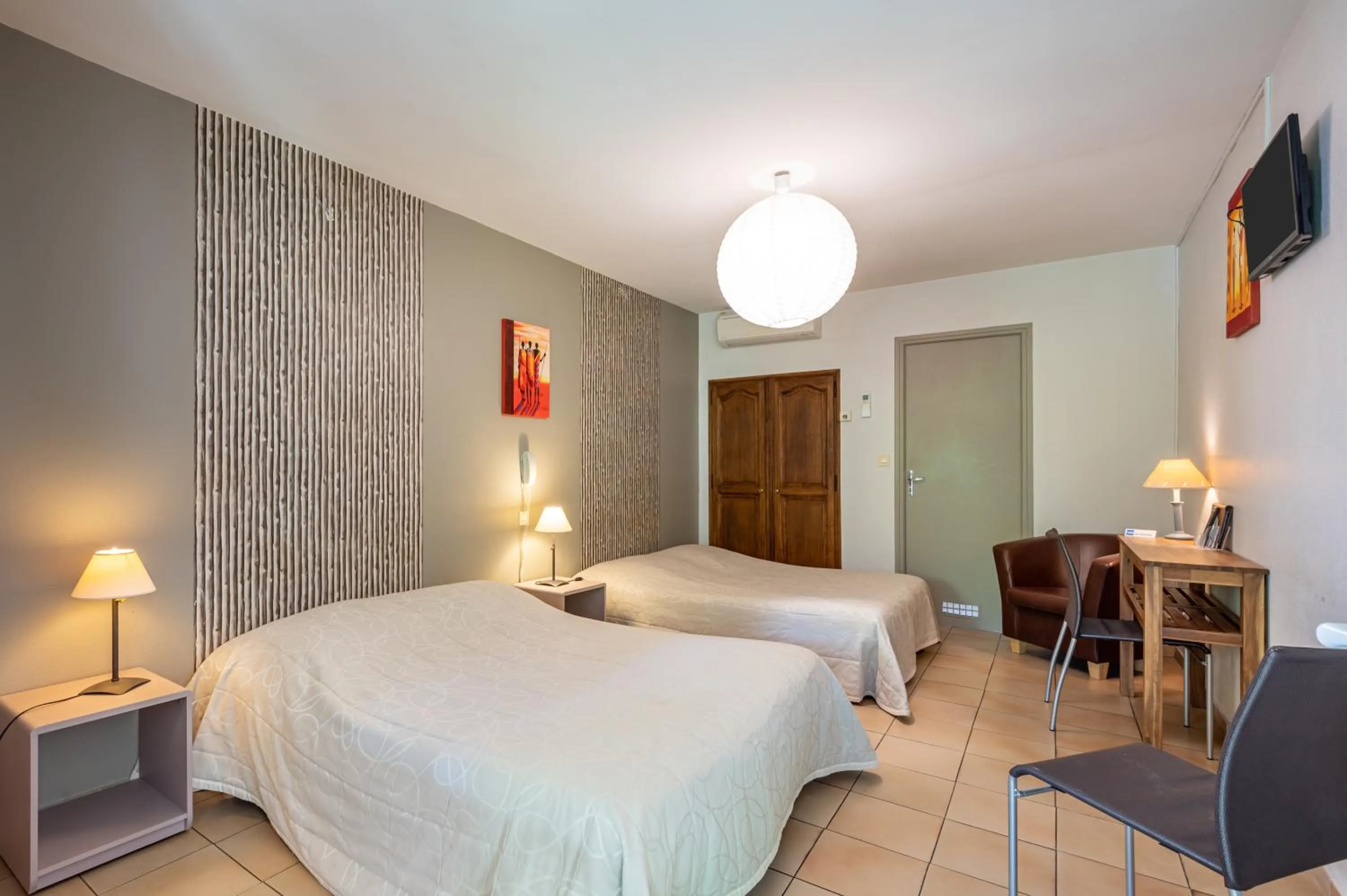 Bedroom, Bed in Au Saint Roch - Hôtel et Jardin