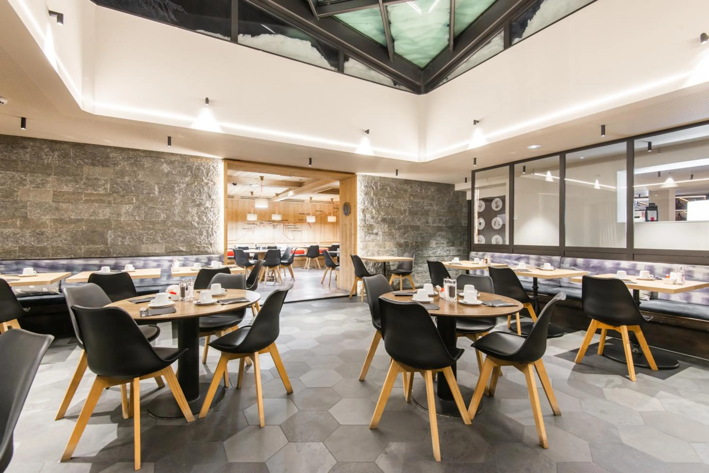 Restaurant/places to eat in Chalet Hôtel Le Prieuré & Spa