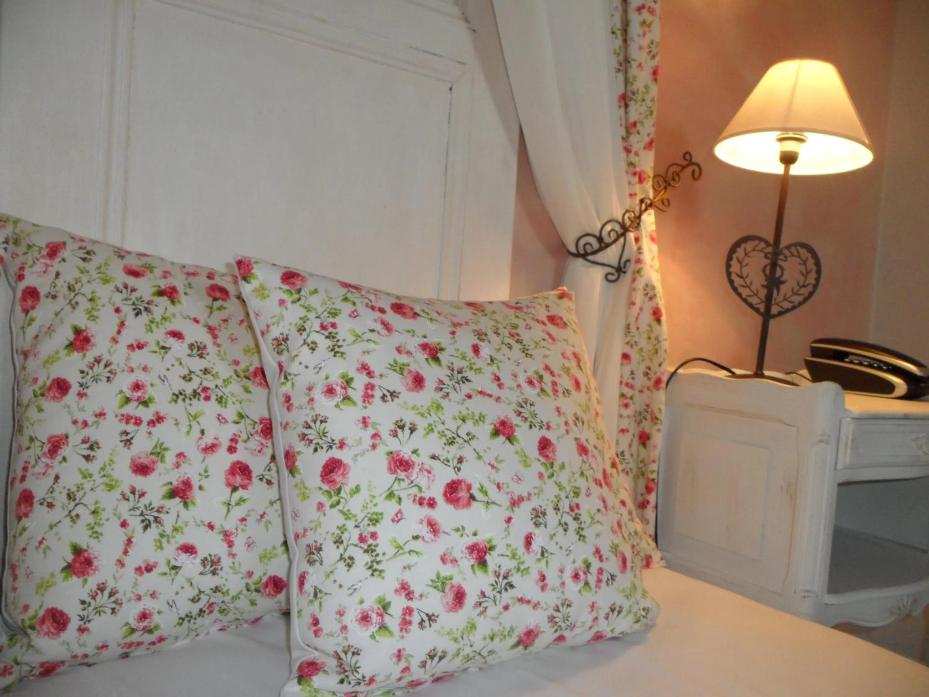 Decorative detail, Bed in Hôtel Restaurant Verger des Châteaux, The Originals Relais, proche Sélestat