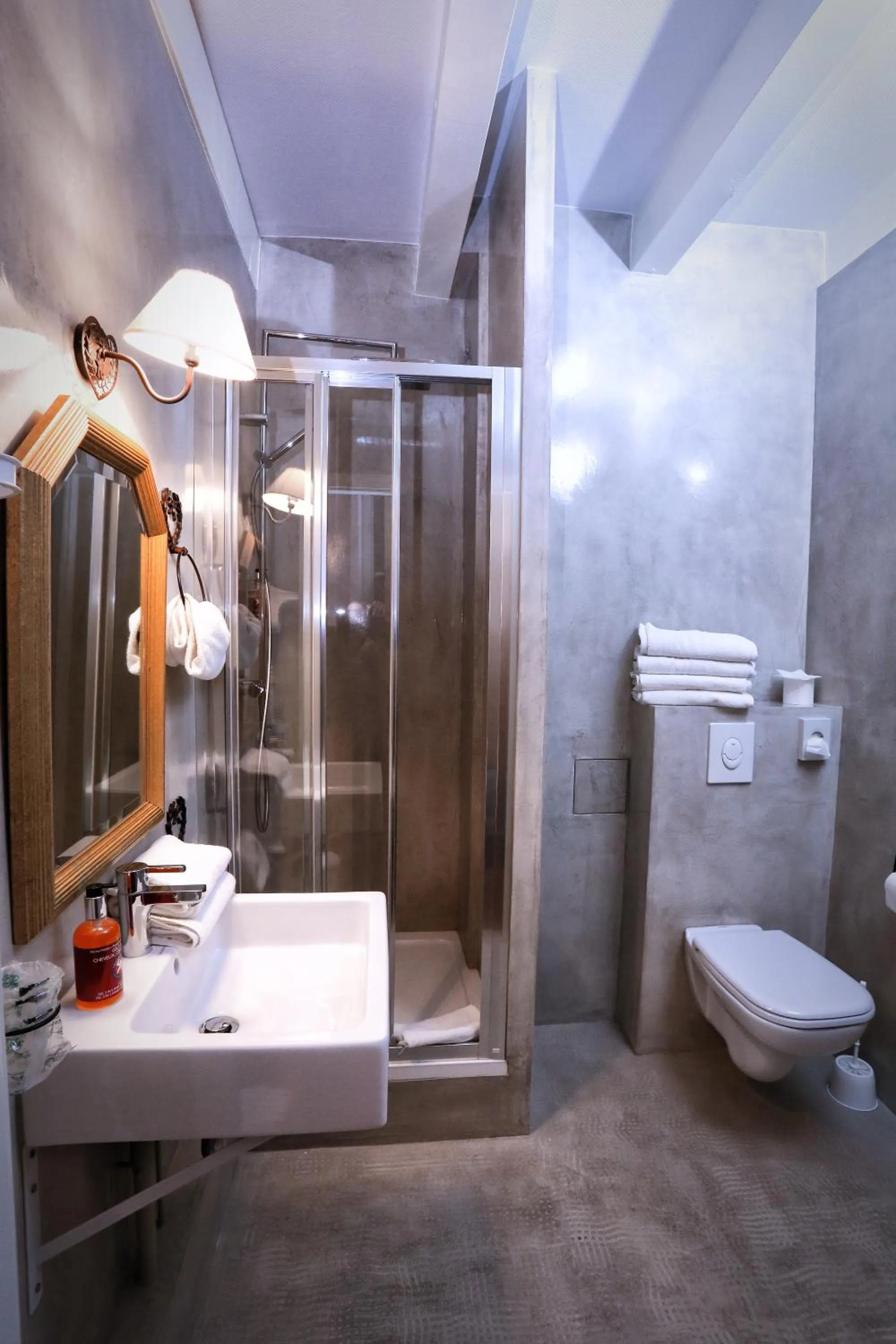 Bathroom in Hôtel Restaurant Verger des Châteaux, The Originals Relais, proche Sélestat