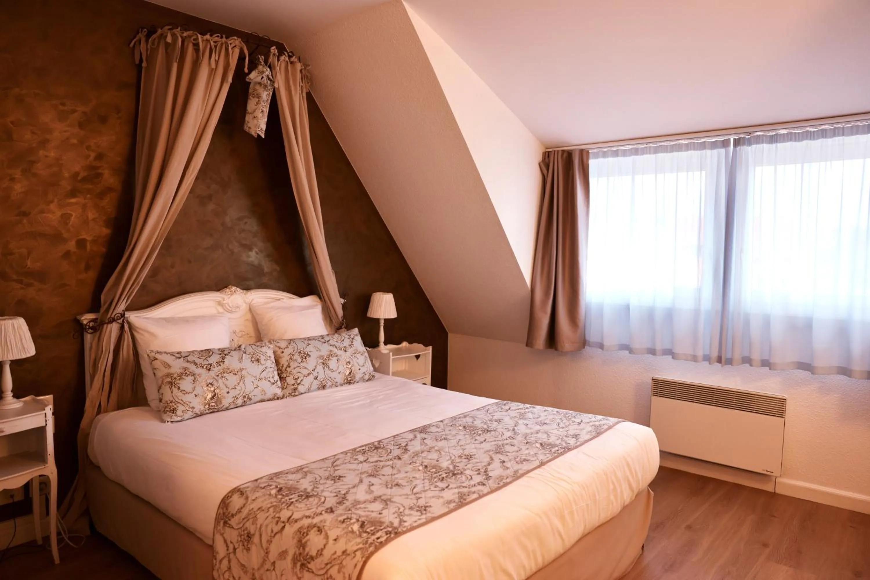 Bed in Hôtel Restaurant Verger des Châteaux, The Originals Relais, proche Sélestat