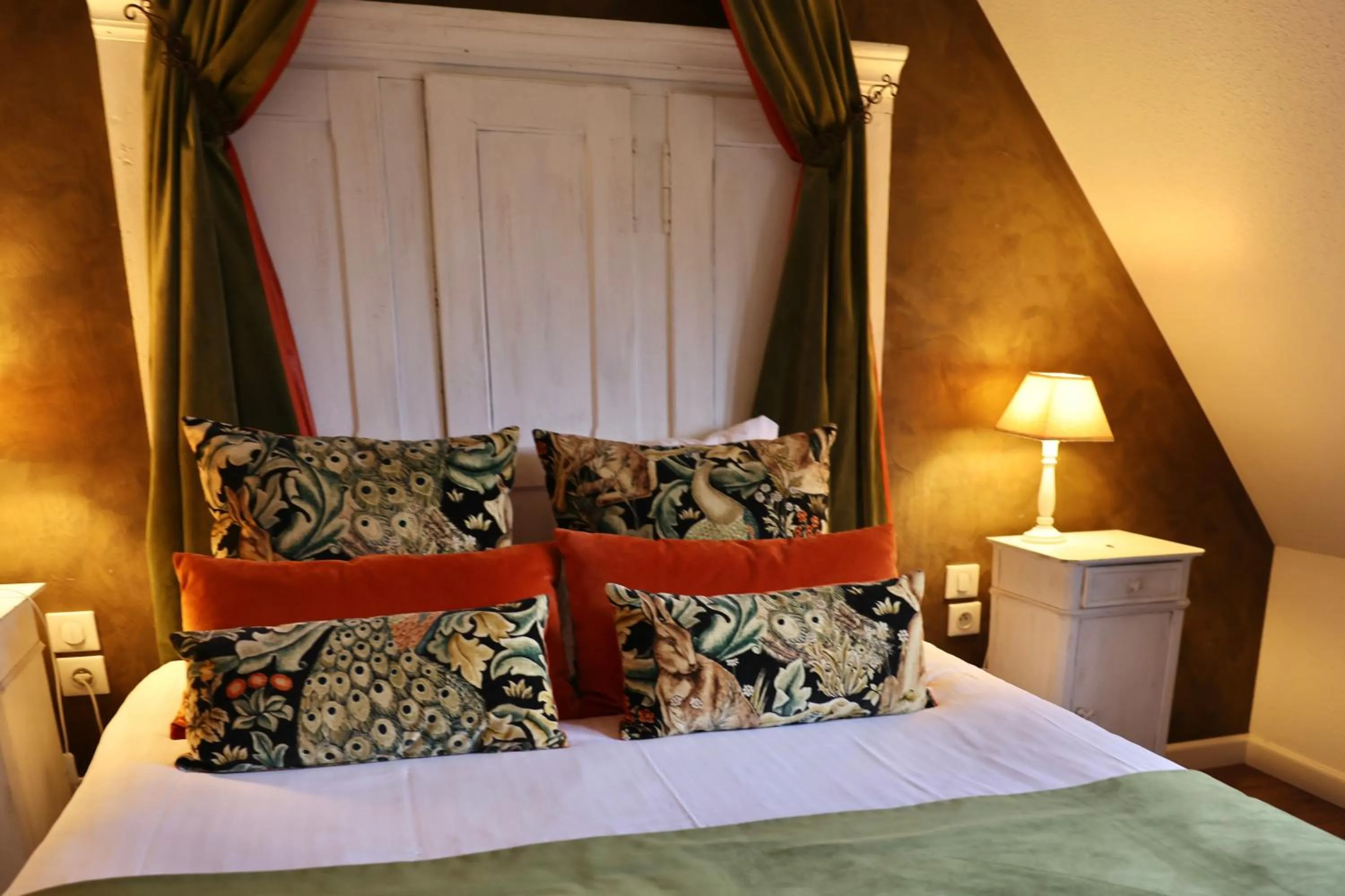 Bed in Hôtel Restaurant Verger des Châteaux, The Originals Relais, proche Sélestat