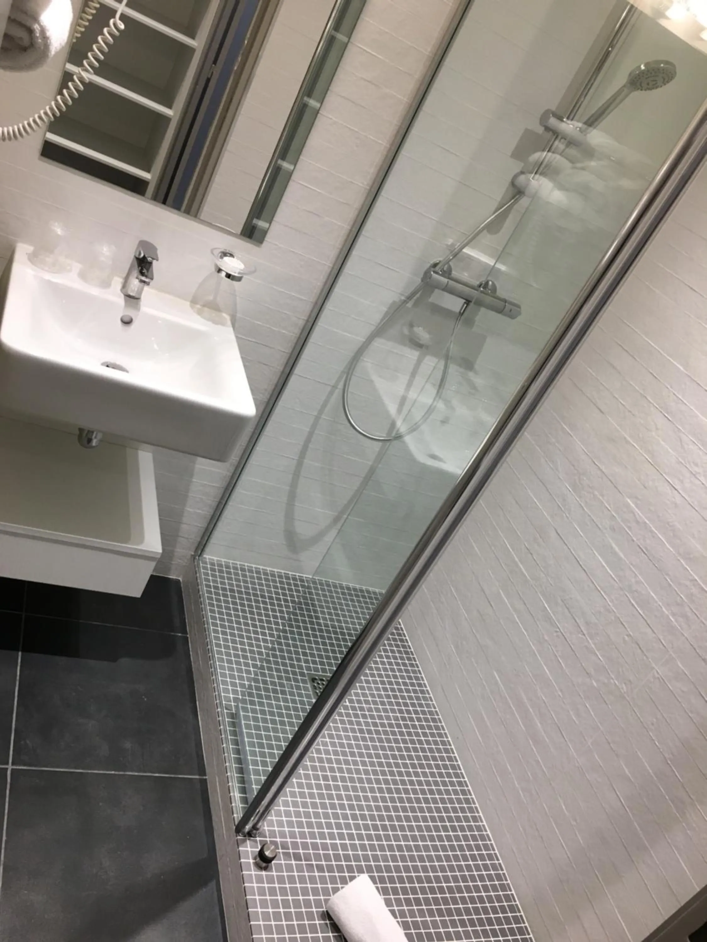 Bathroom in Hotel The Originals Bernay Acropole