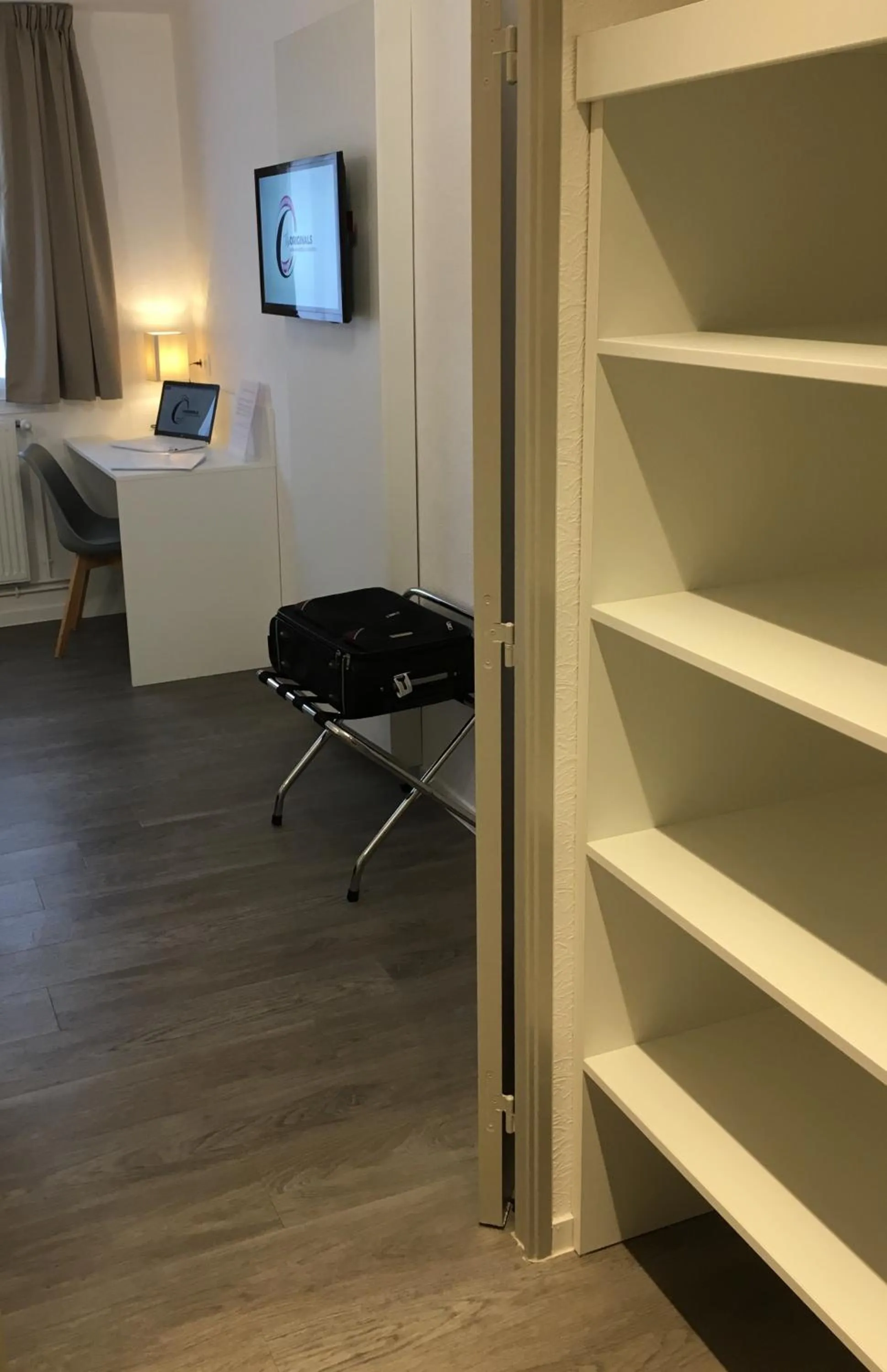 TV and multimedia in Hotel The Originals Bernay Acropole