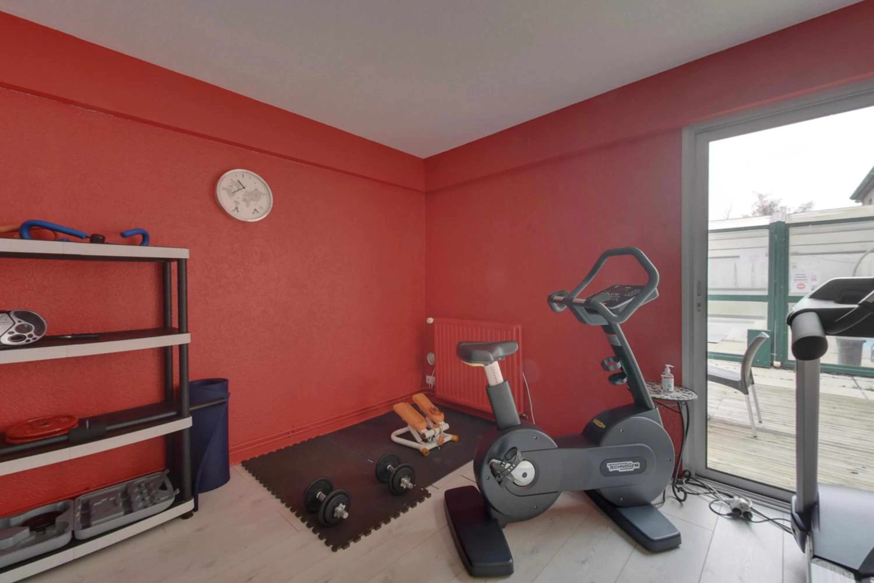Fitness centre/facilities in Hotel The Originals Bernay Acropole