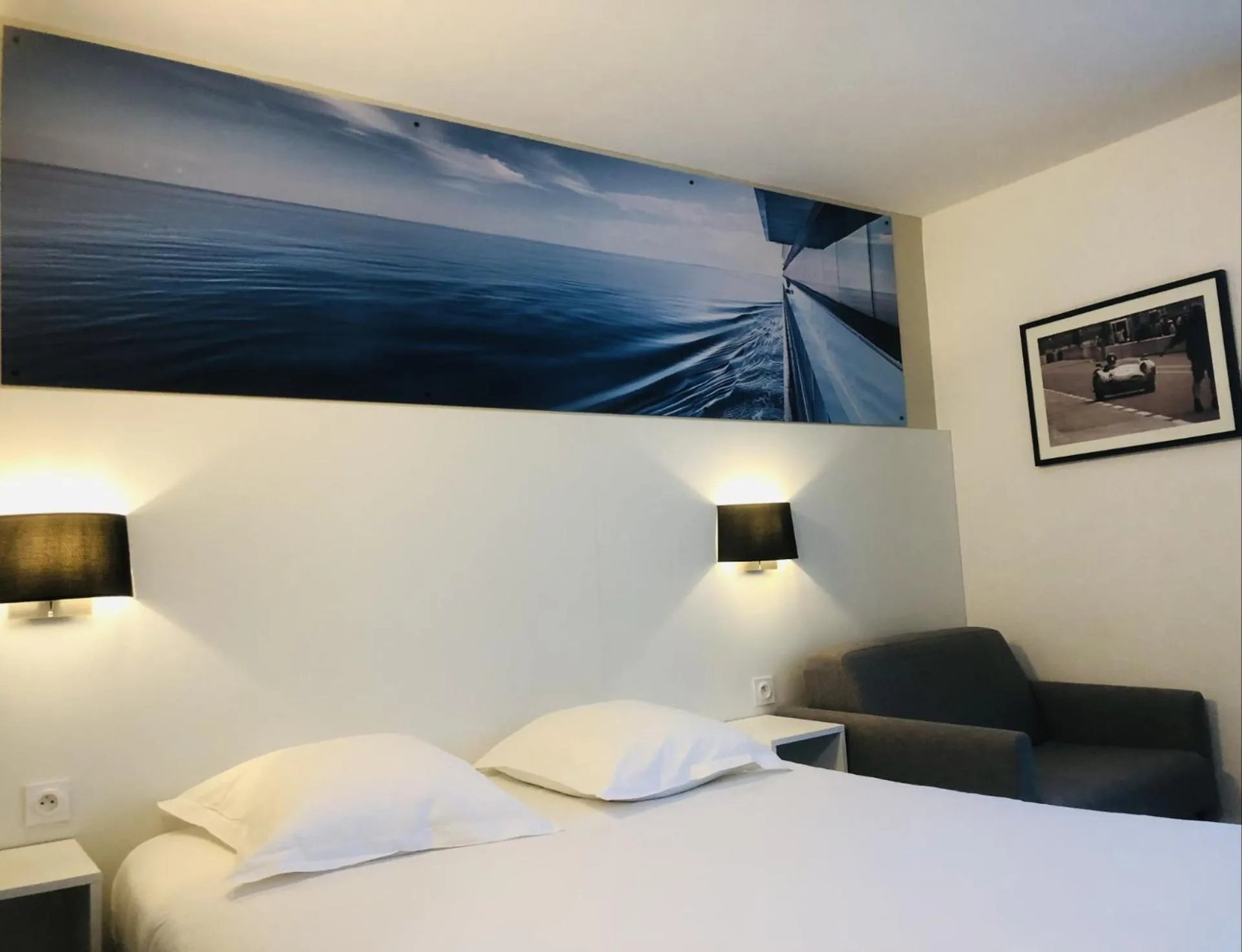 Bedroom, Bed in Hotel The Originals Bernay Acropole