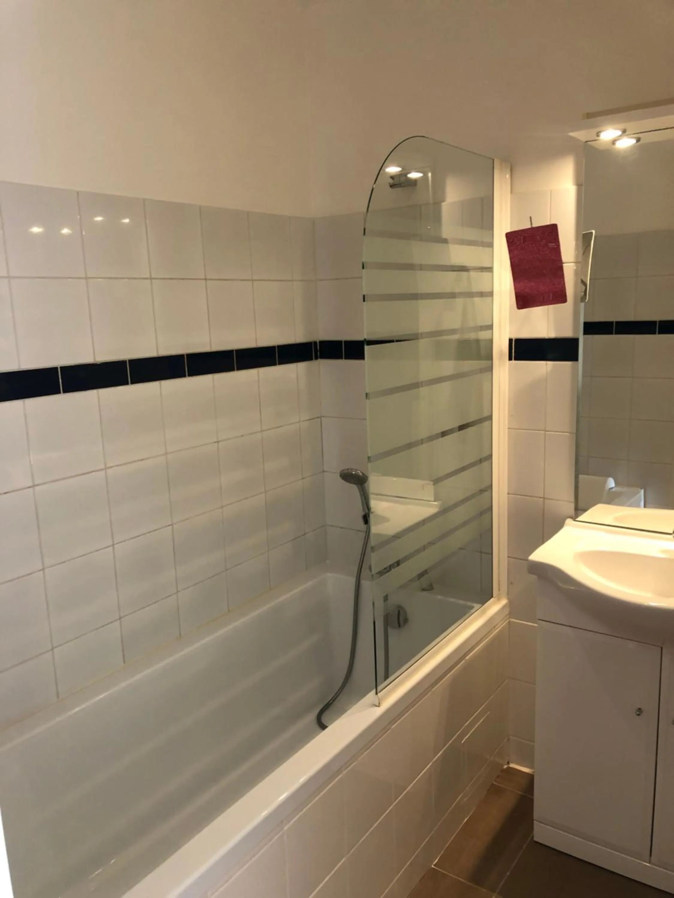 Bathroom in The Originals City, Hôtel La Cour Carrée, EU