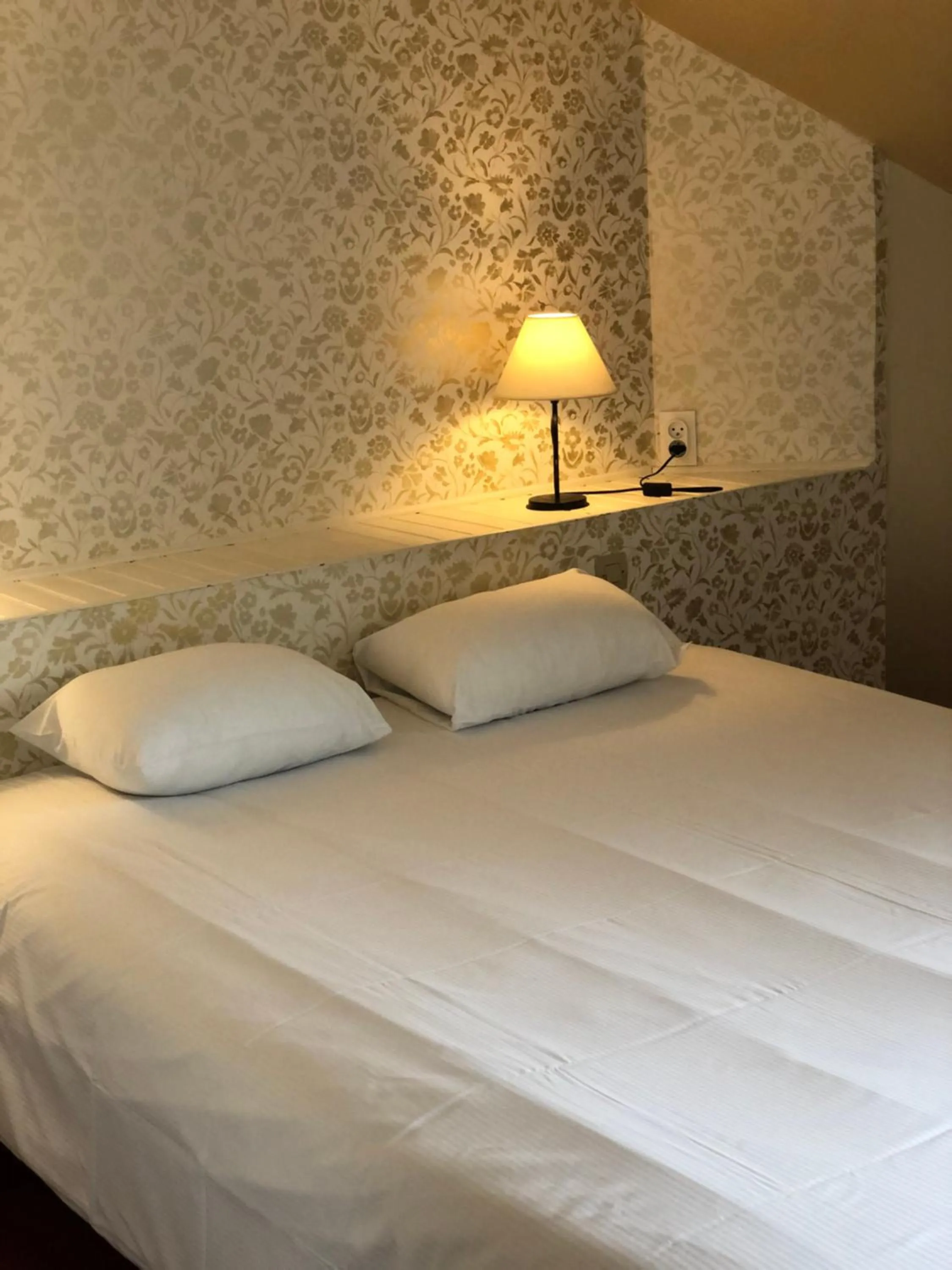 Bed in The Originals City, Hôtel La Cour Carrée, EU