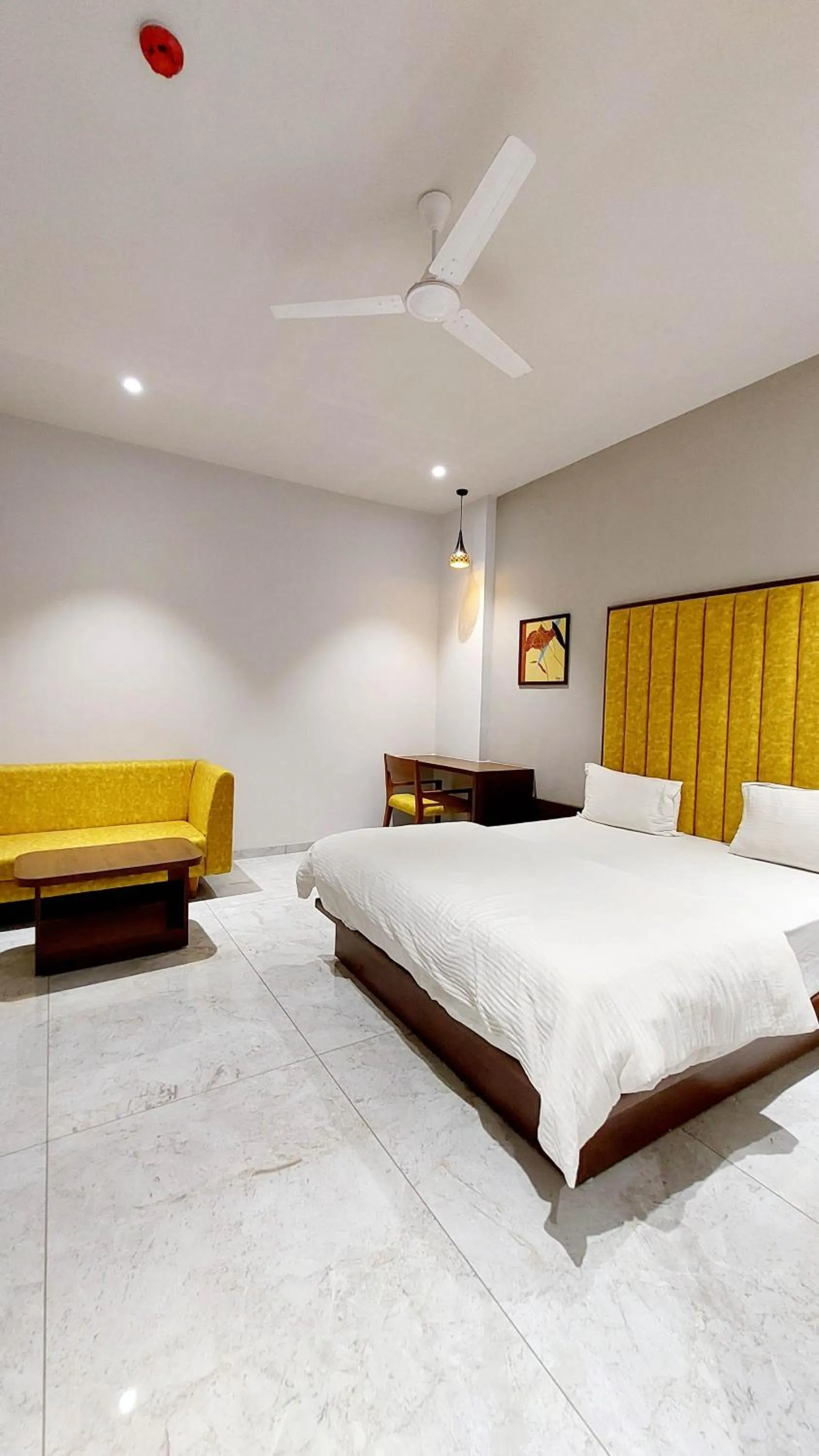 Living room, Bed in Hotel Sparsh Inn - Chandkheda