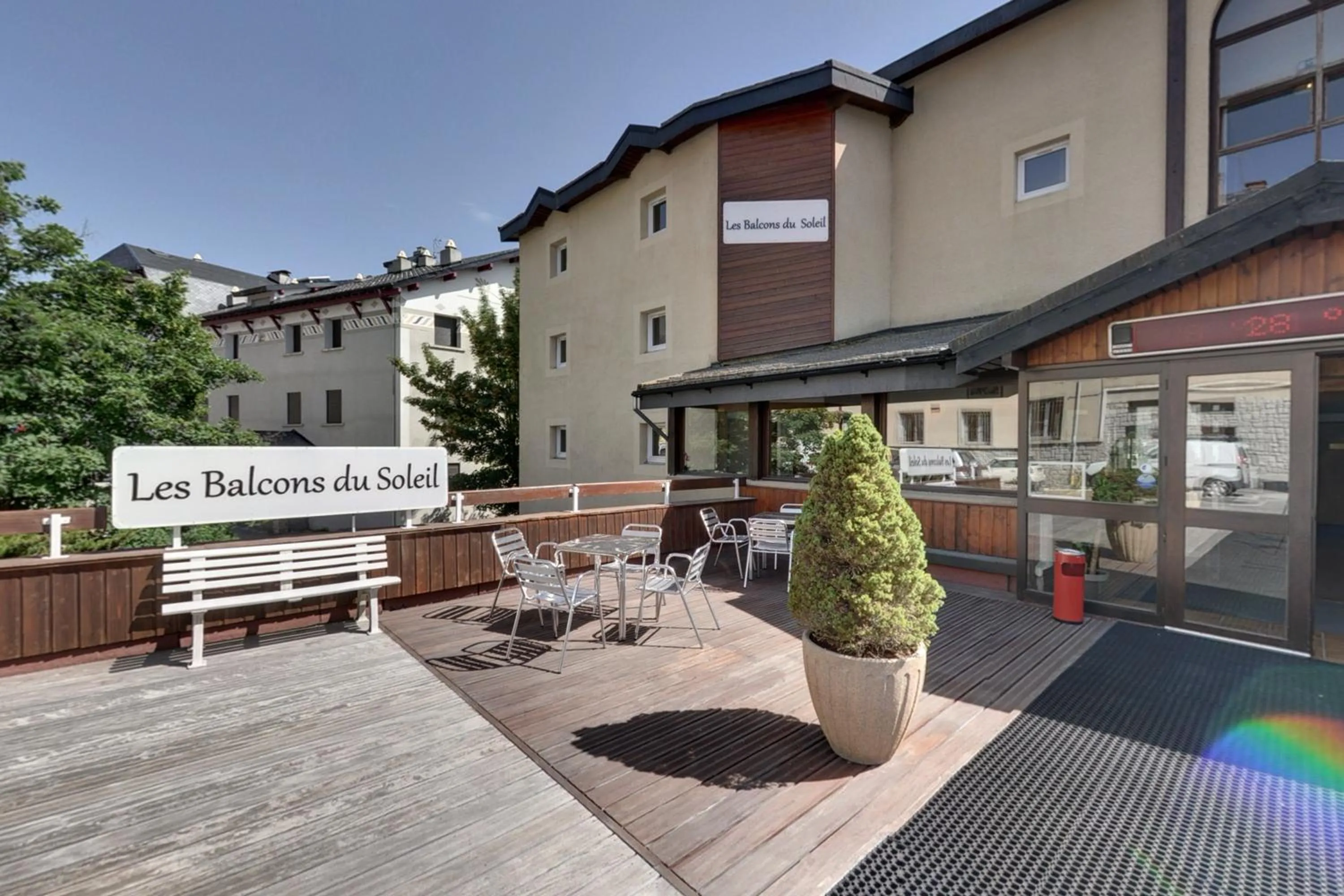 Facade/entrance in Les Balcons Du Soleil