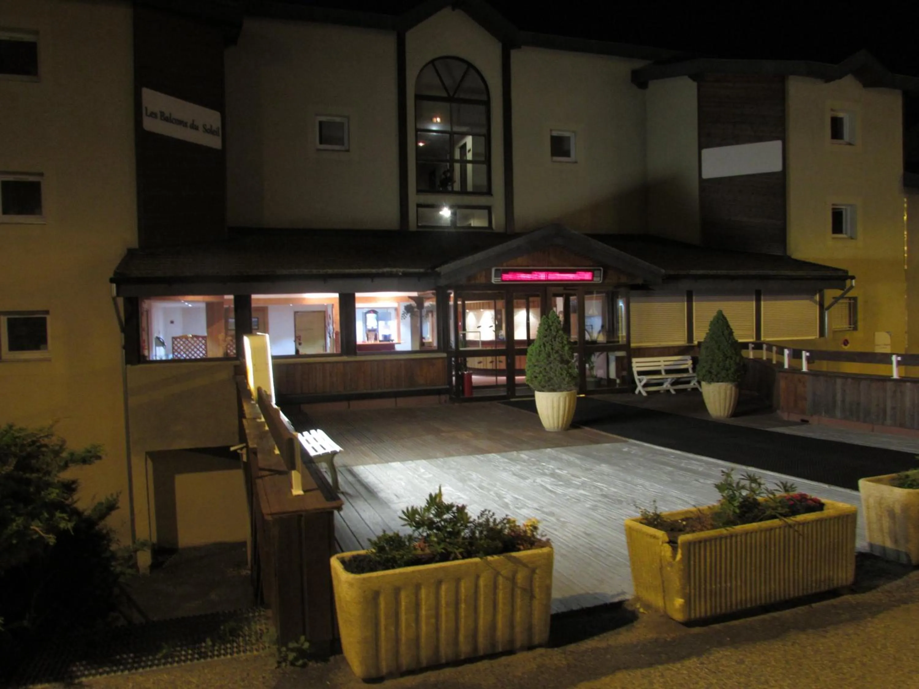 Facade/entrance in Les Balcons Du Soleil