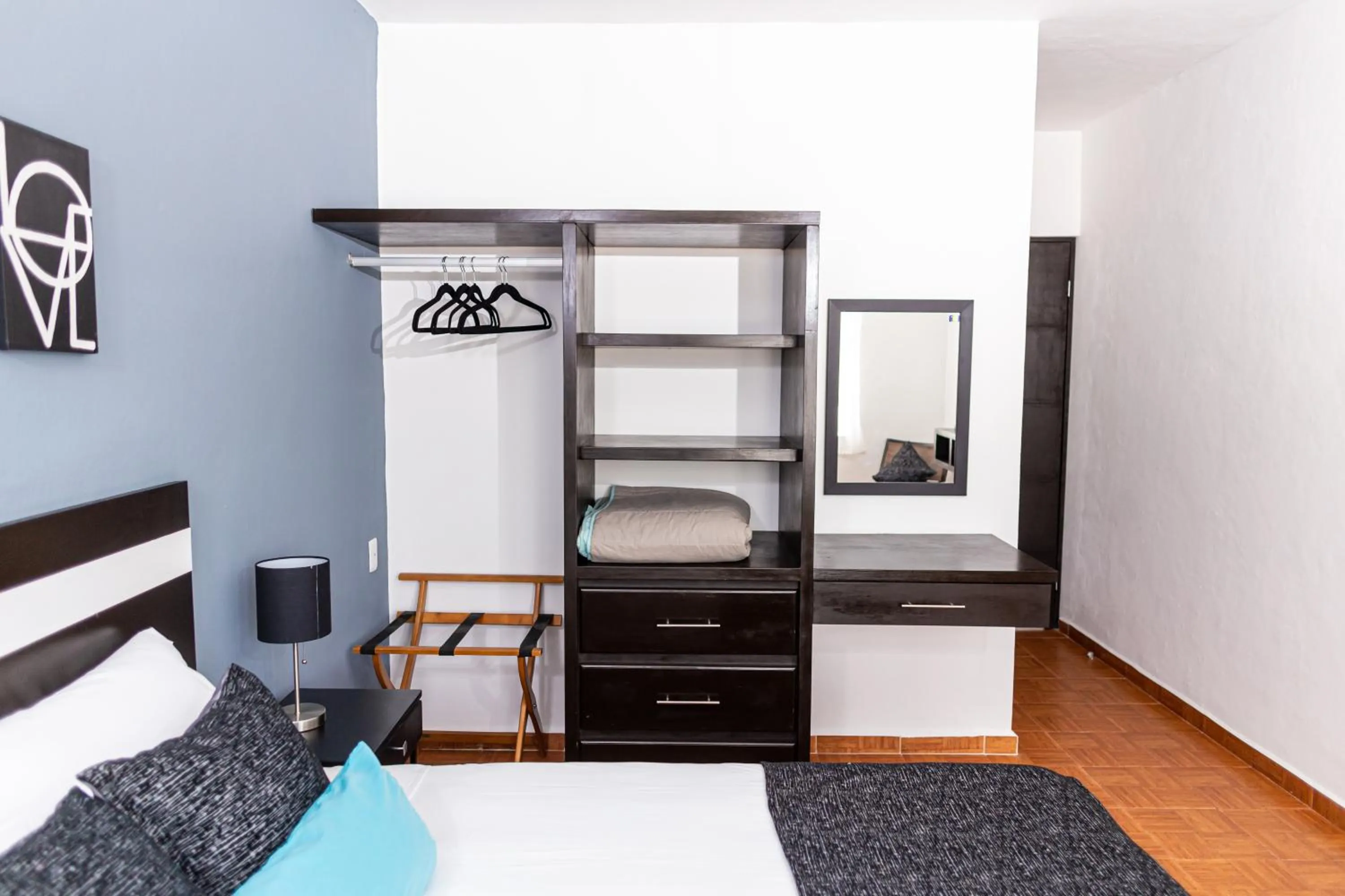 wardrobe, Bed in Santa Fe Studios And Suites