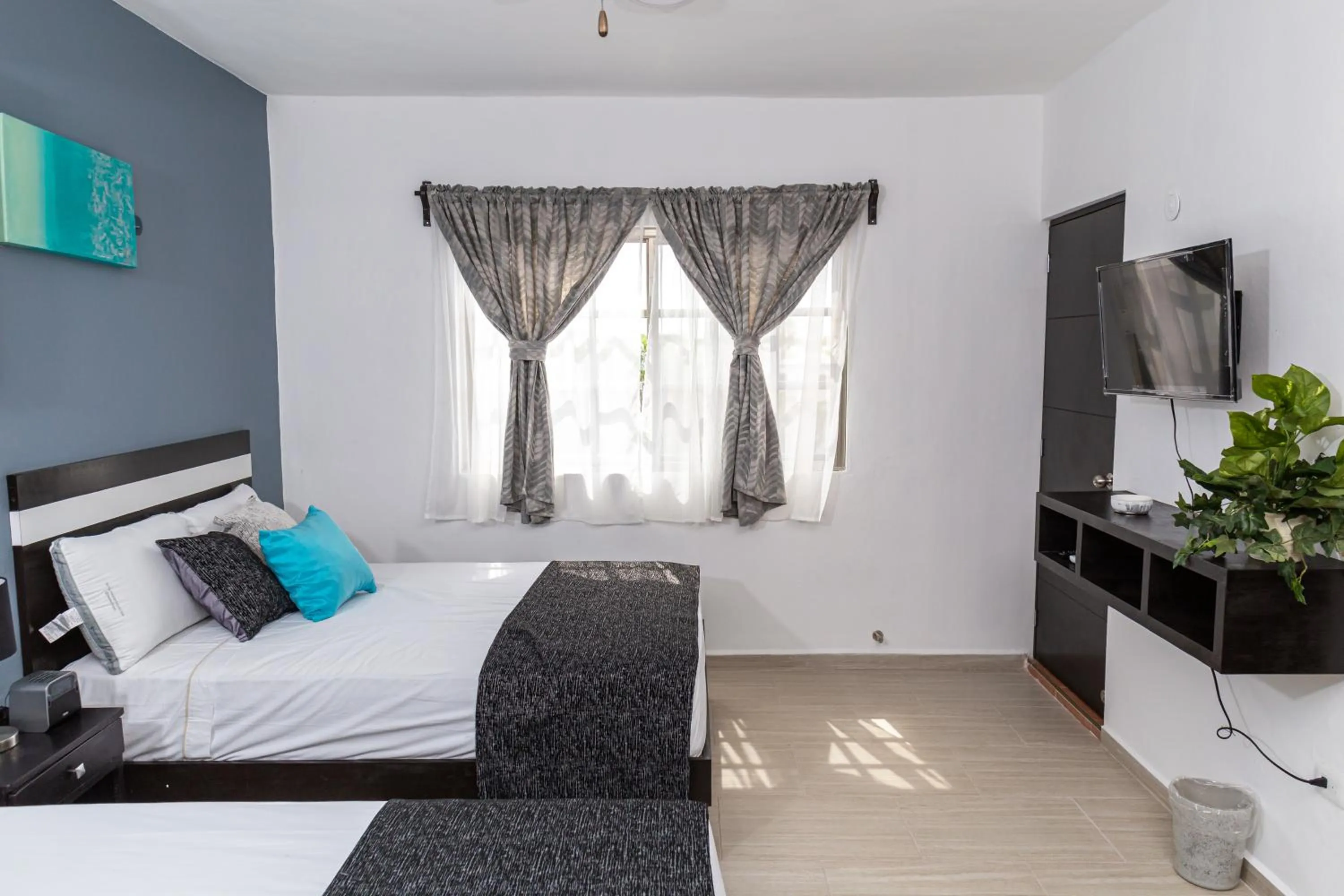 TV and multimedia, Bed in Santa Fe Studios And Suites