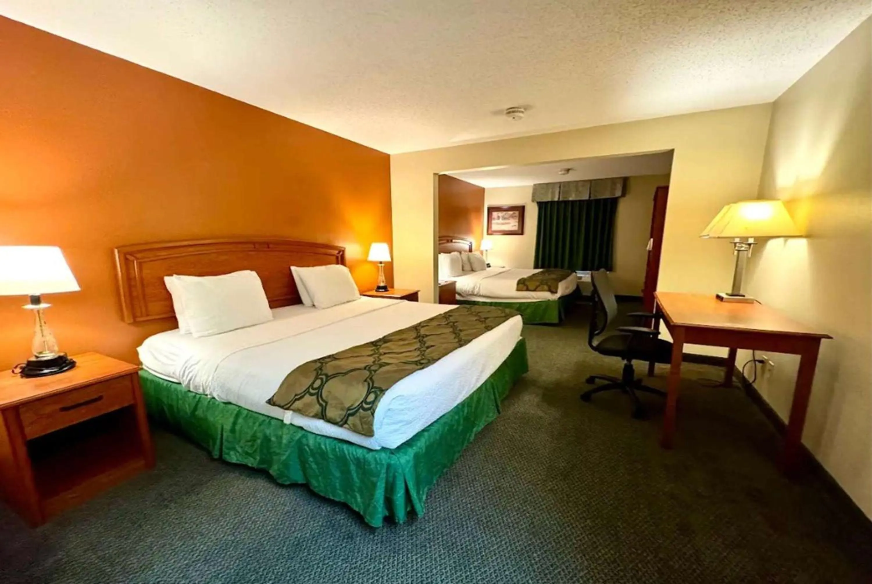 Photo of the whole room, Bed in Baymont by Wyndham Mason