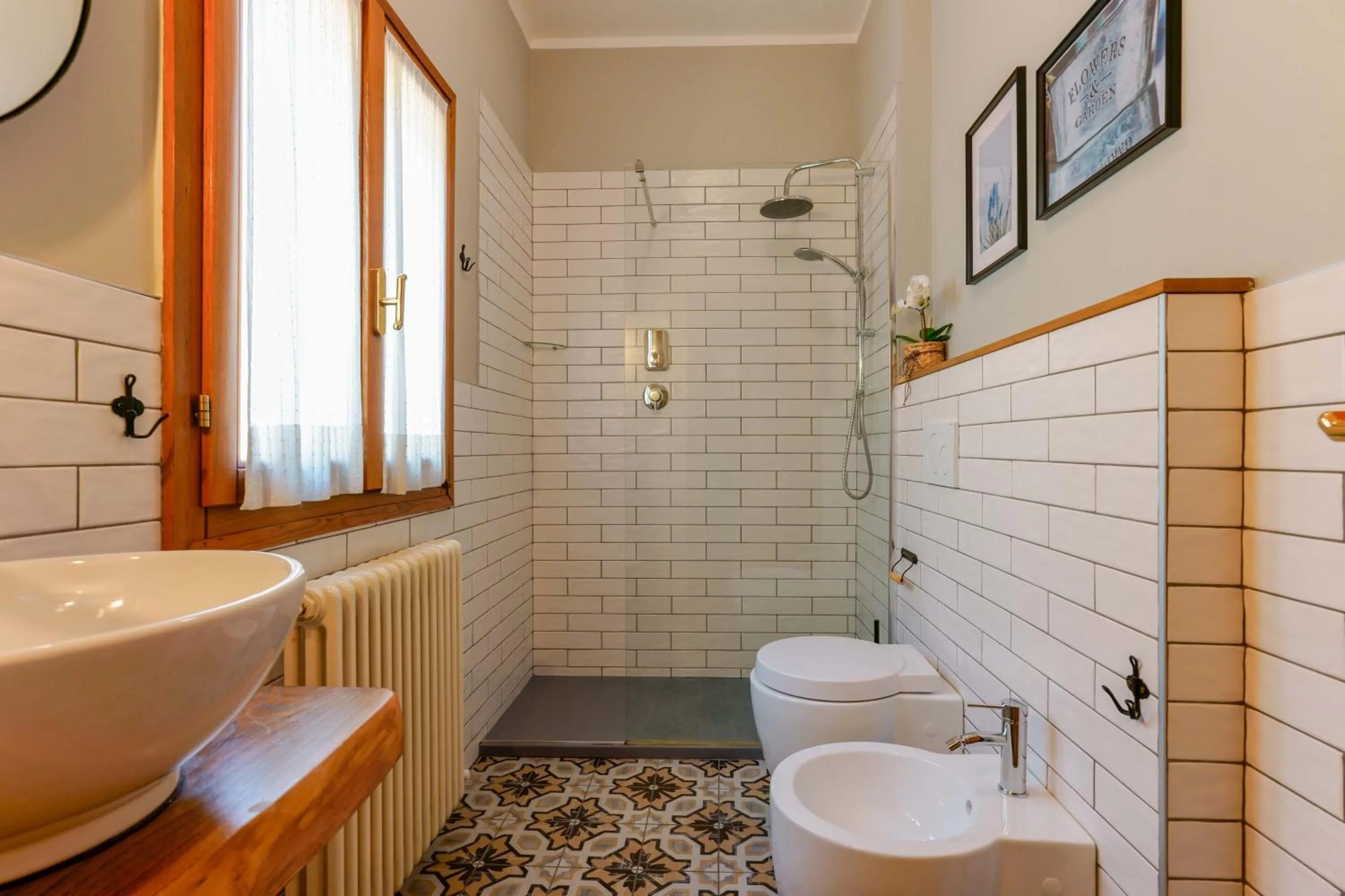 Shower in B&B Il Viaggio Bologna