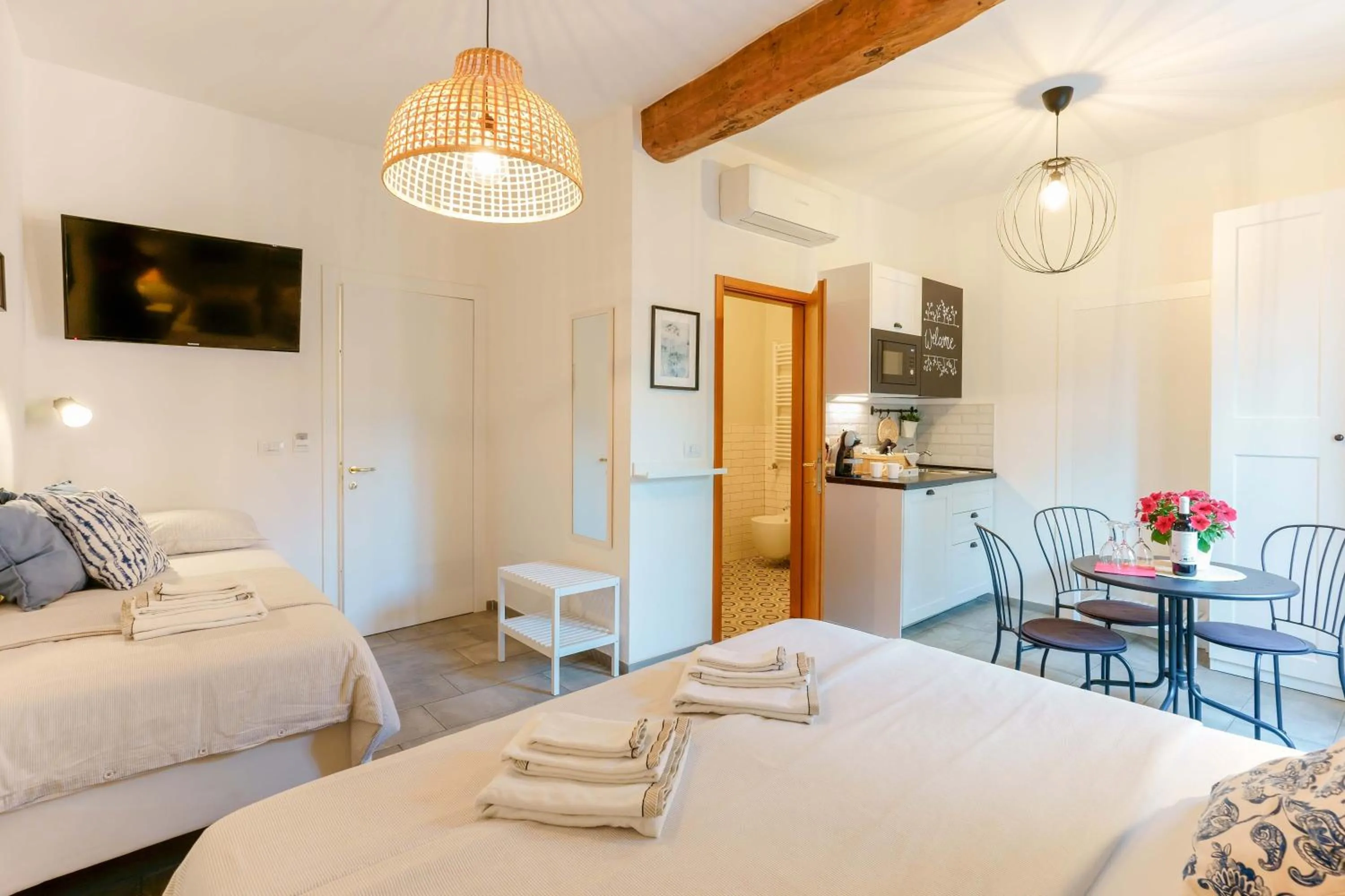 Photo of the whole room, Bed in B&B Il Viaggio Bologna