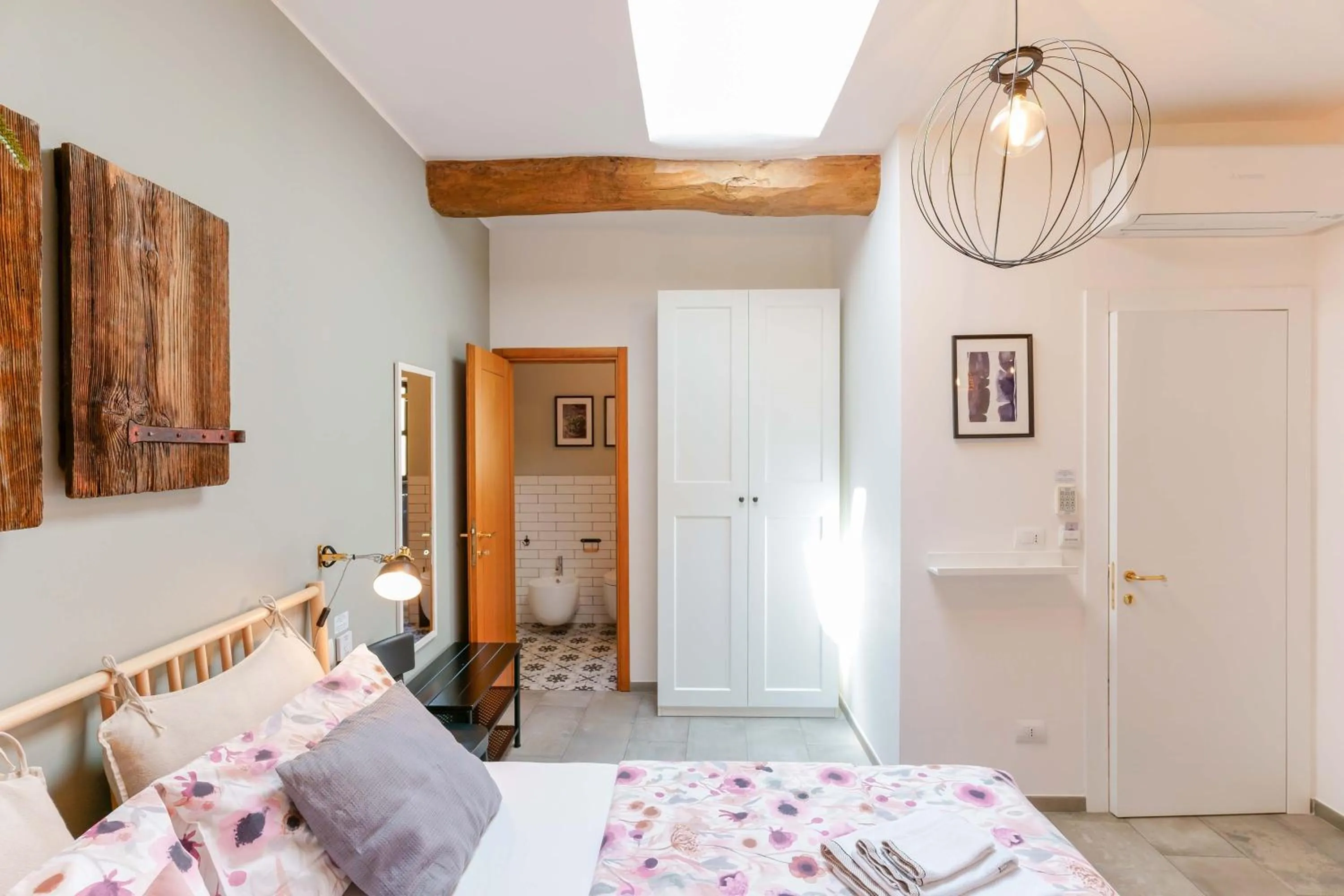 Photo of the whole room, Bed in B&B Il Viaggio Bologna