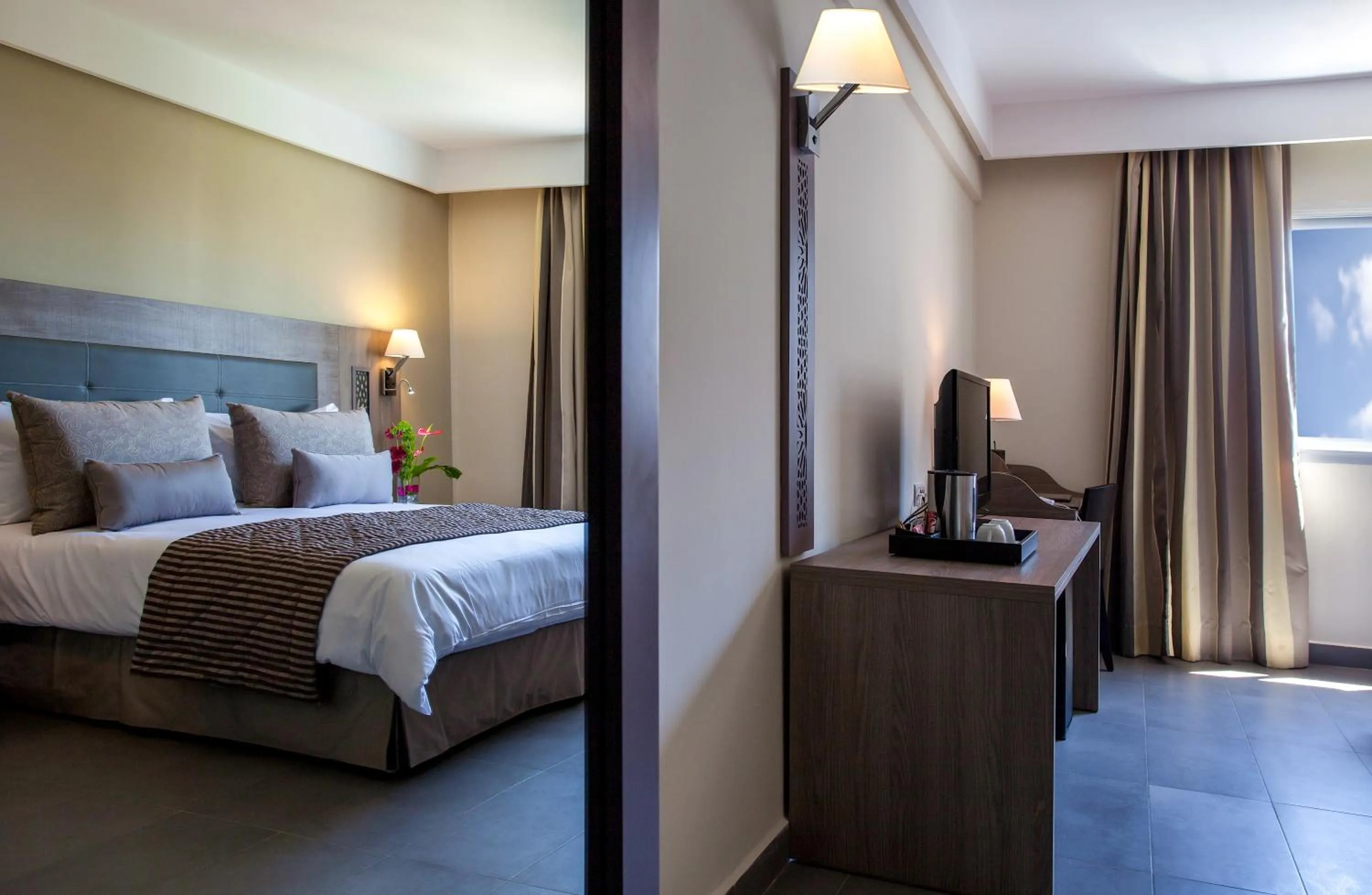 Photo of the whole room, Bed in Sky Casa Airport