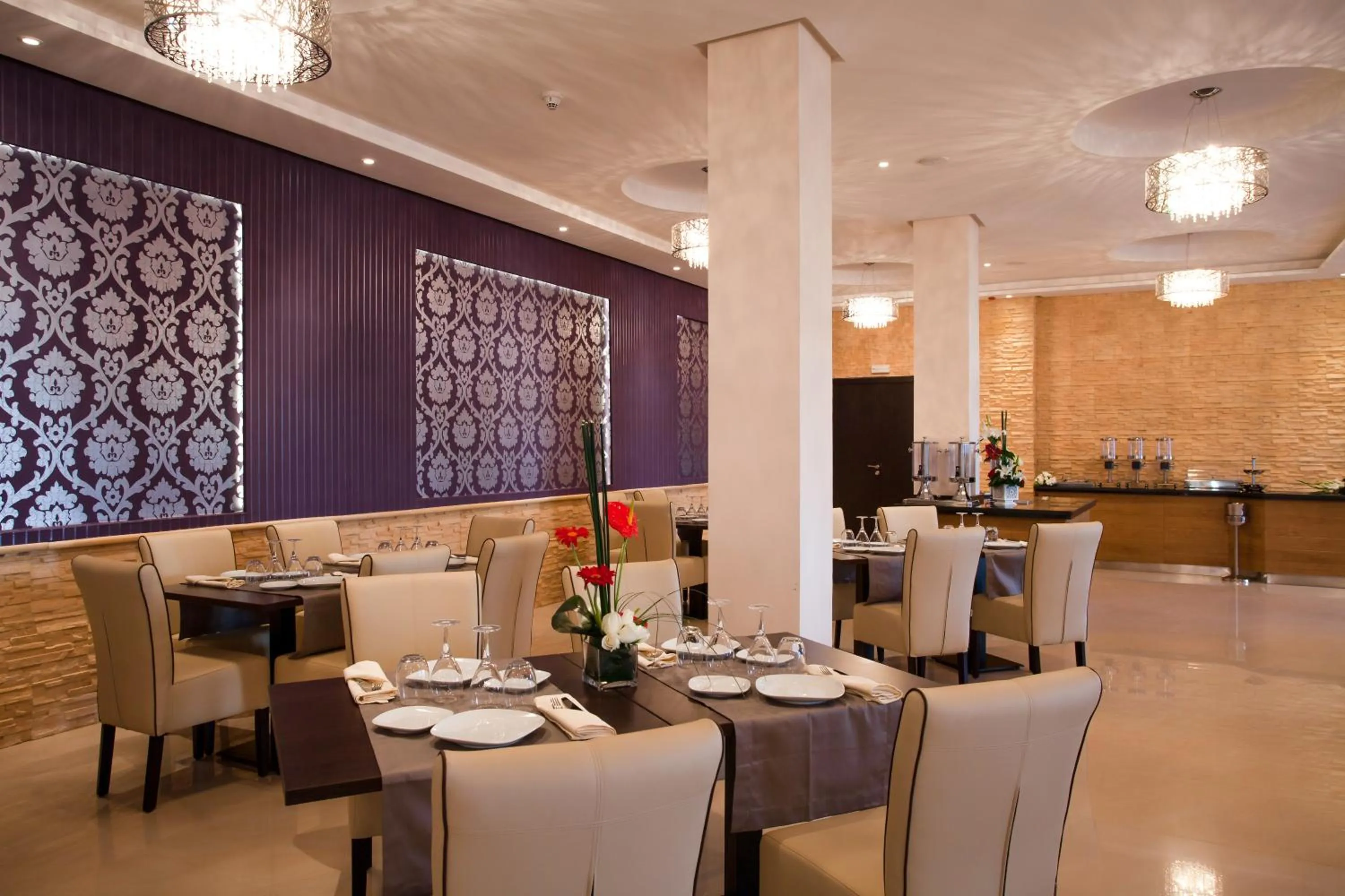 Restaurant/places to eat in Sky Casa Airport