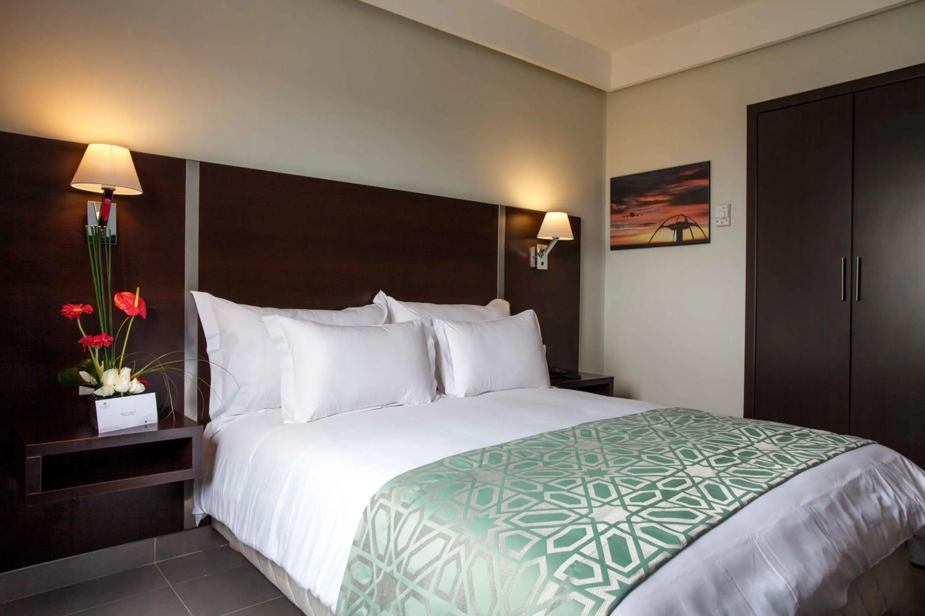 Photo of the whole room, Bed in Sky Casa Airport