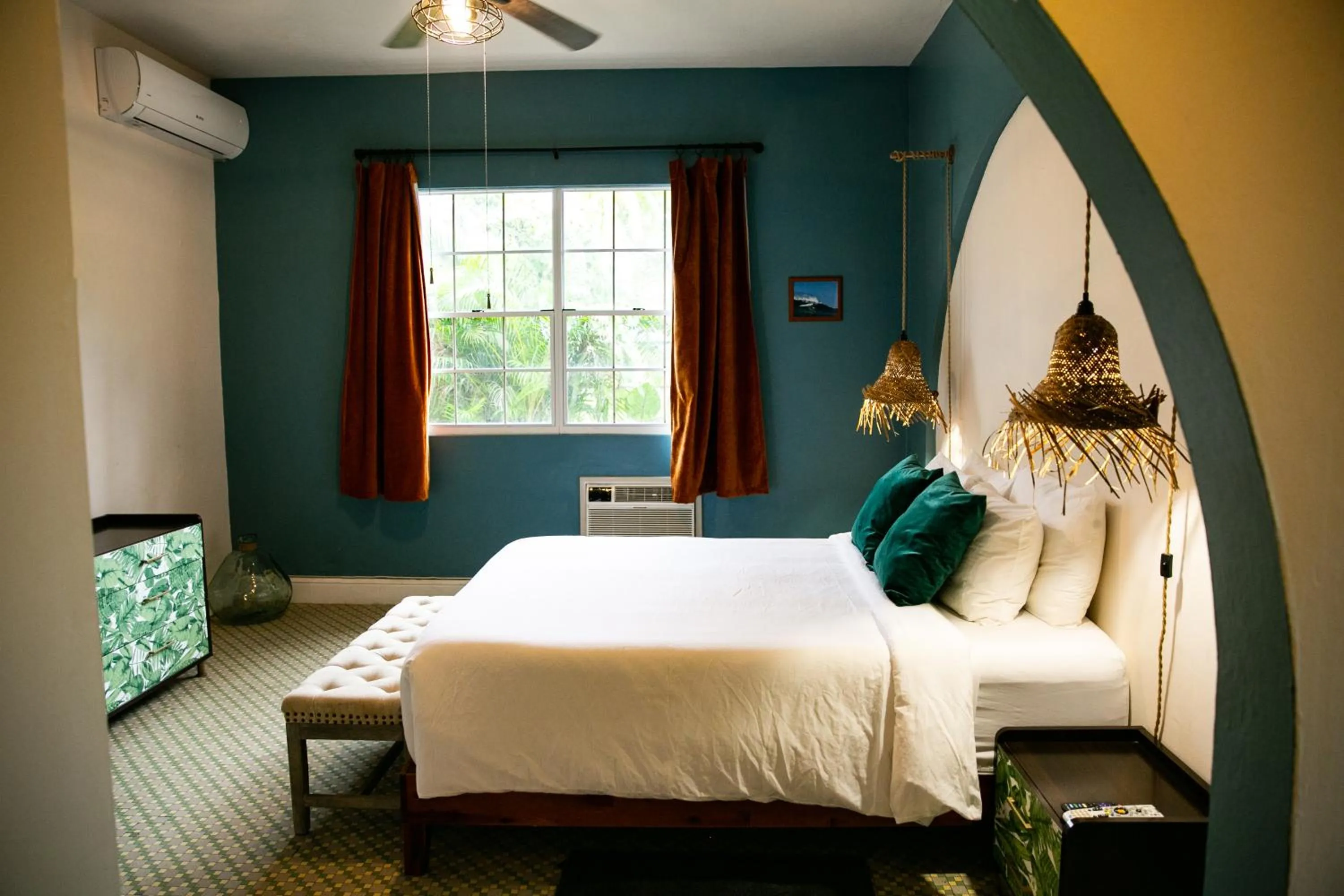 Bed in Numero Uno Beach Apartments