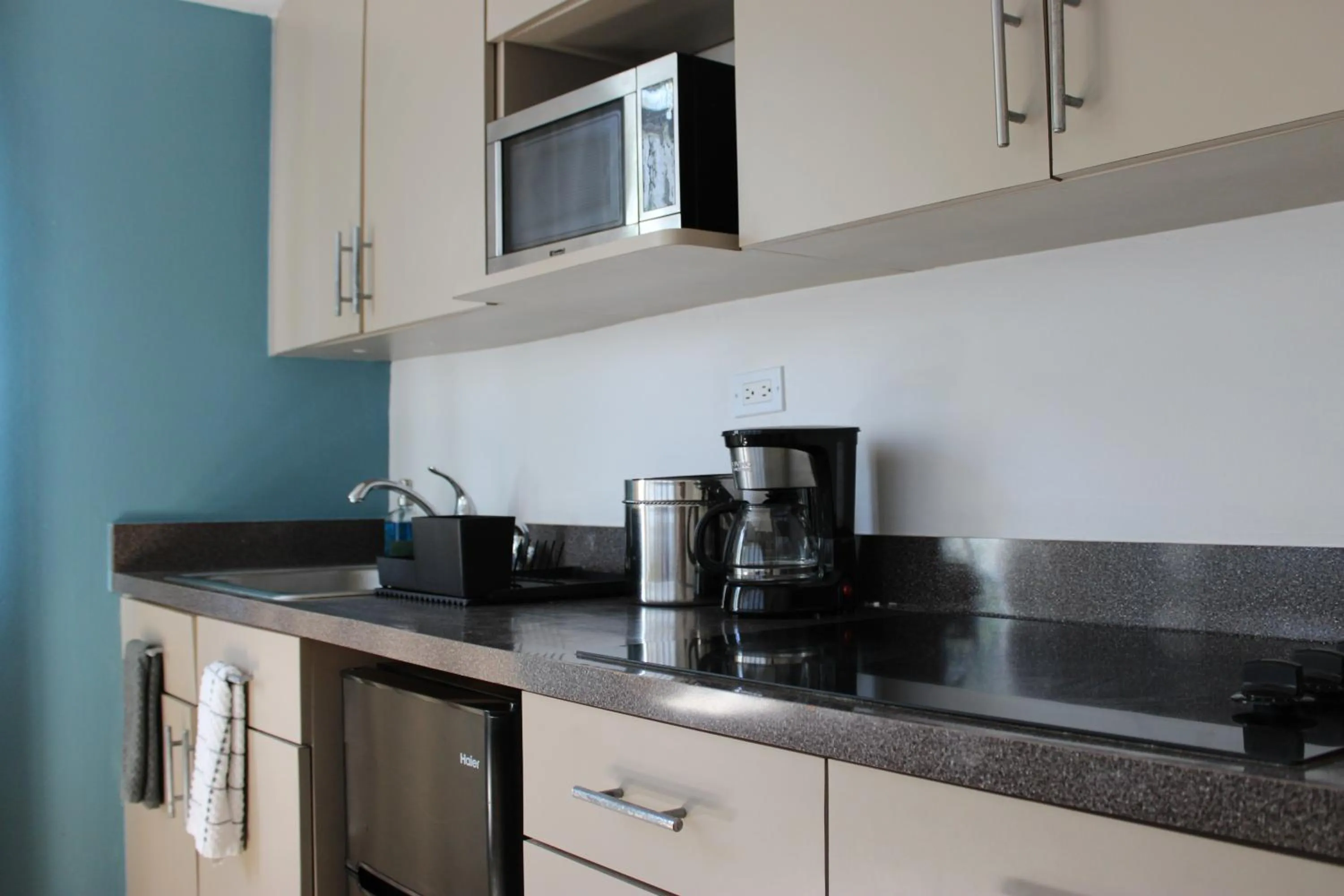 Coffee/tea facilities in Numero Uno Beach Apartments