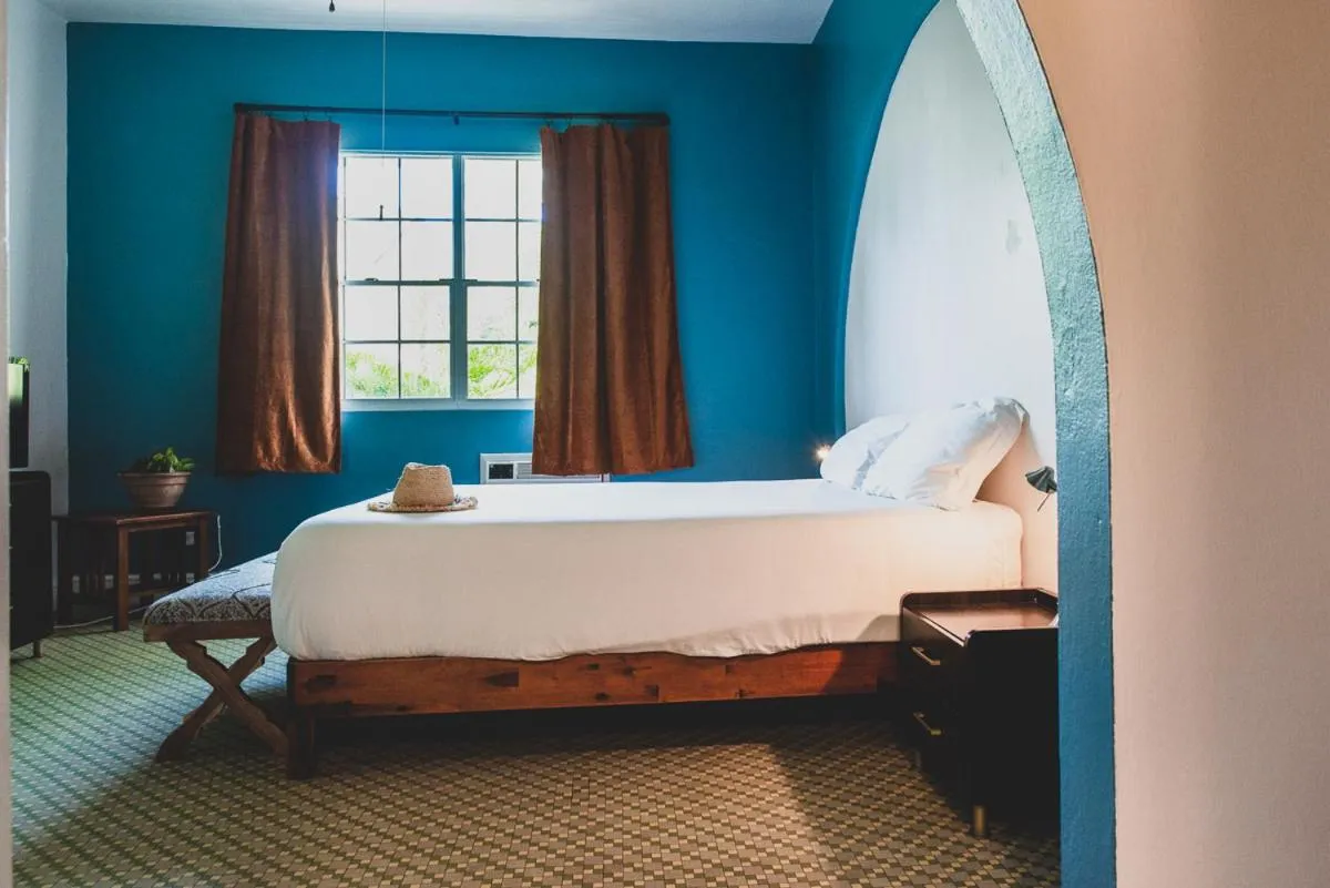 Bed in Numero Uno Beach Apartments