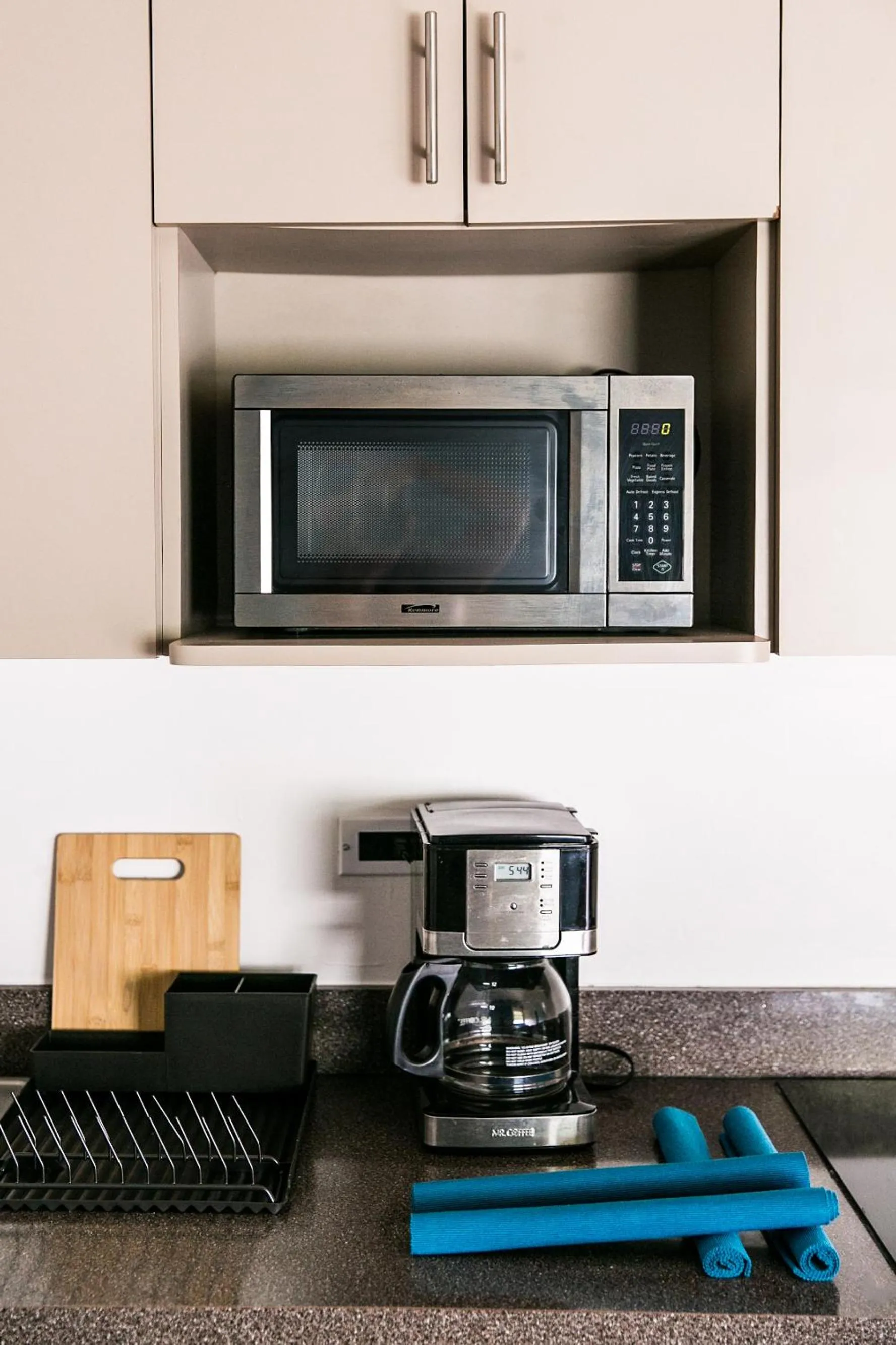 Coffee/tea facilities in Numero Uno Beach Apartments